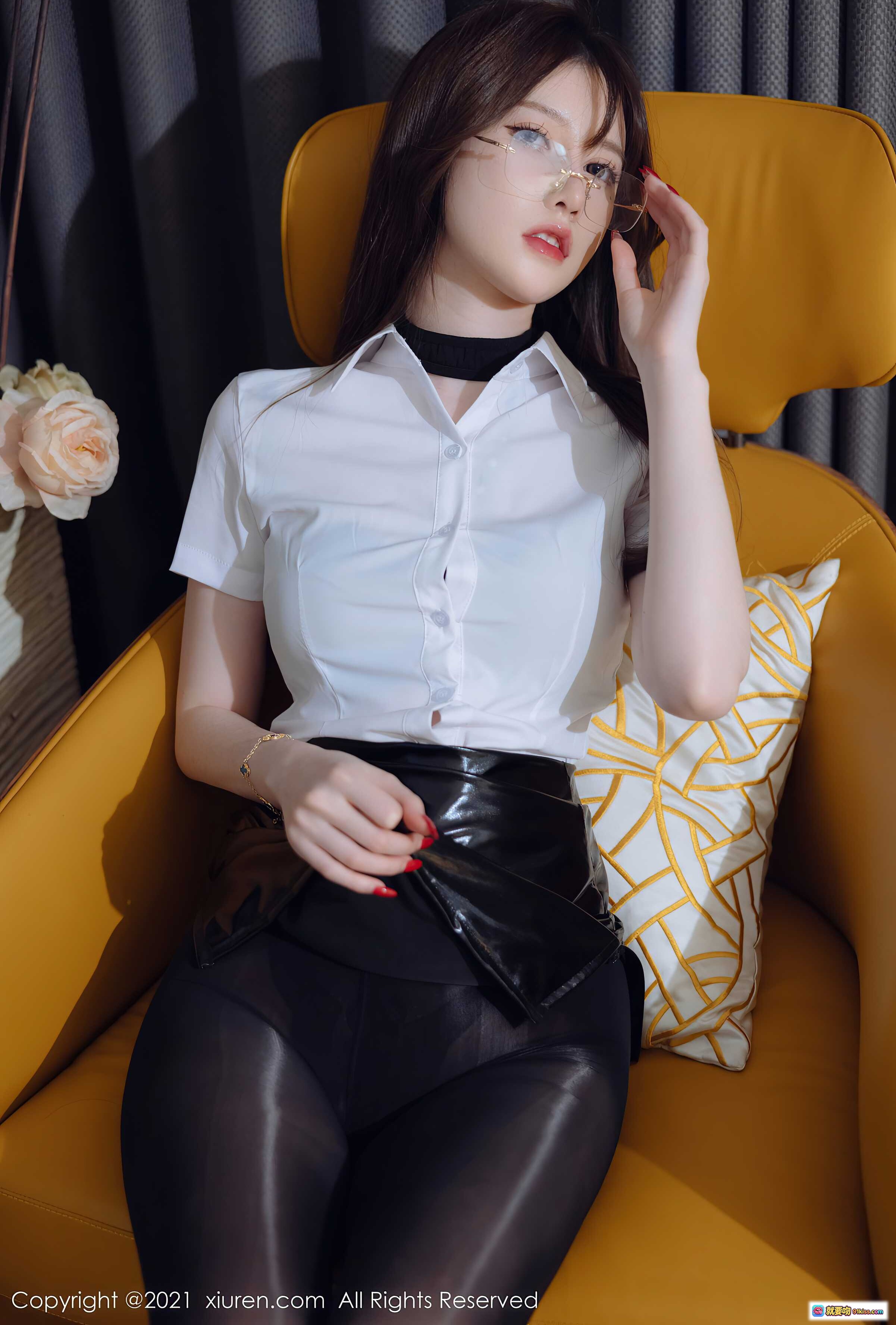 图片[10] - 美桃酱黑丝清纯写真｜白衬衫皮裙搭配黄色沙发性感坐姿｜XiuRen秀人网2021.12.28 NO.4395 - 就要吻