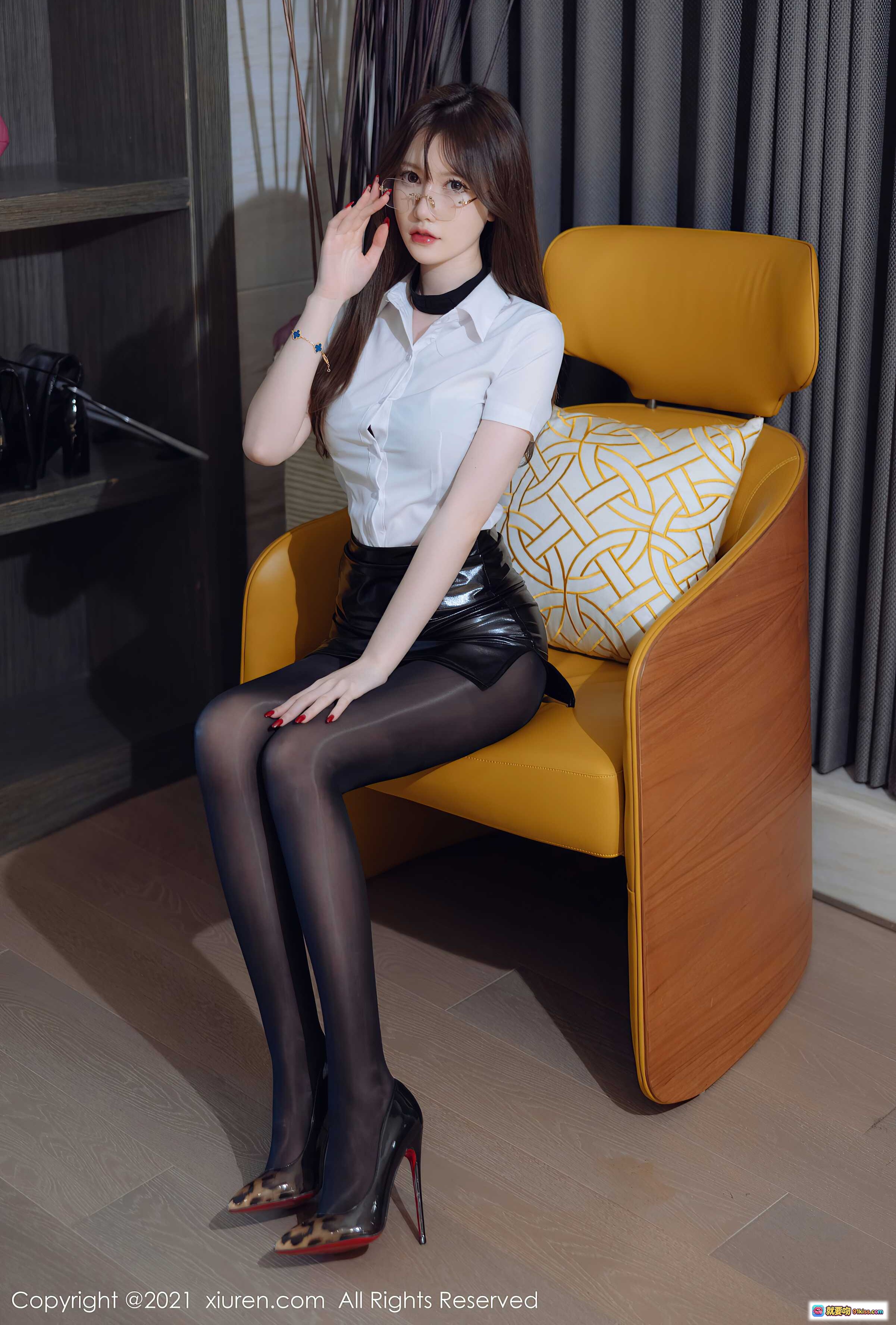 图片[2] - 美桃酱黑丝清纯写真｜白衬衫皮裙搭配黄色沙发性感坐姿｜XiuRen秀人网2021.12.28 NO.4395 - 就要吻