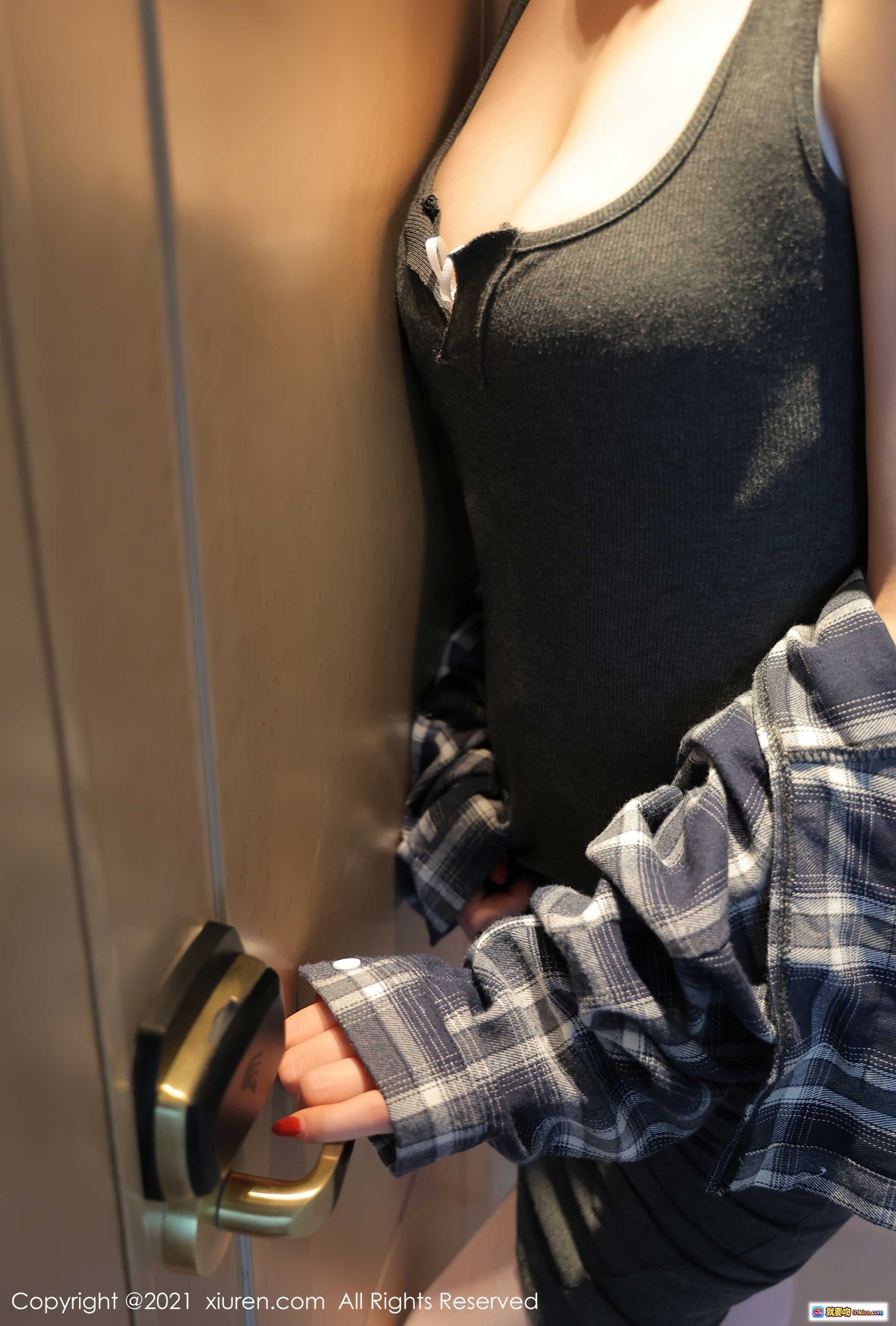 图片[8] - 柚子优雅按电梯按钮｜格子衬衫搭配深色连衣裙｜秀人网2021写真精选 - 就要吻