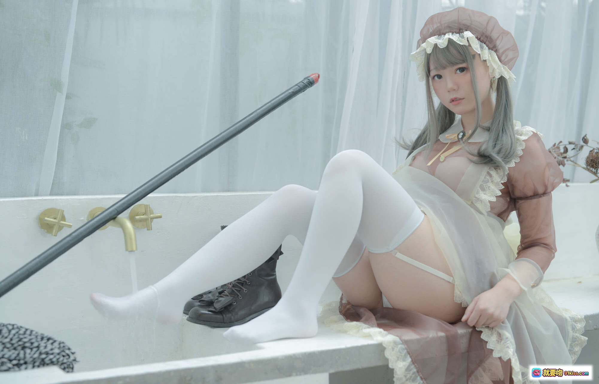 图片[1] - きょう肉肉 vol.17 ～Maid～ 白タイツ メイドコスプレ バスルーム撮影 ファッション フェミニン ロリータ風 透明感 キャラクター写真 - 就要吻