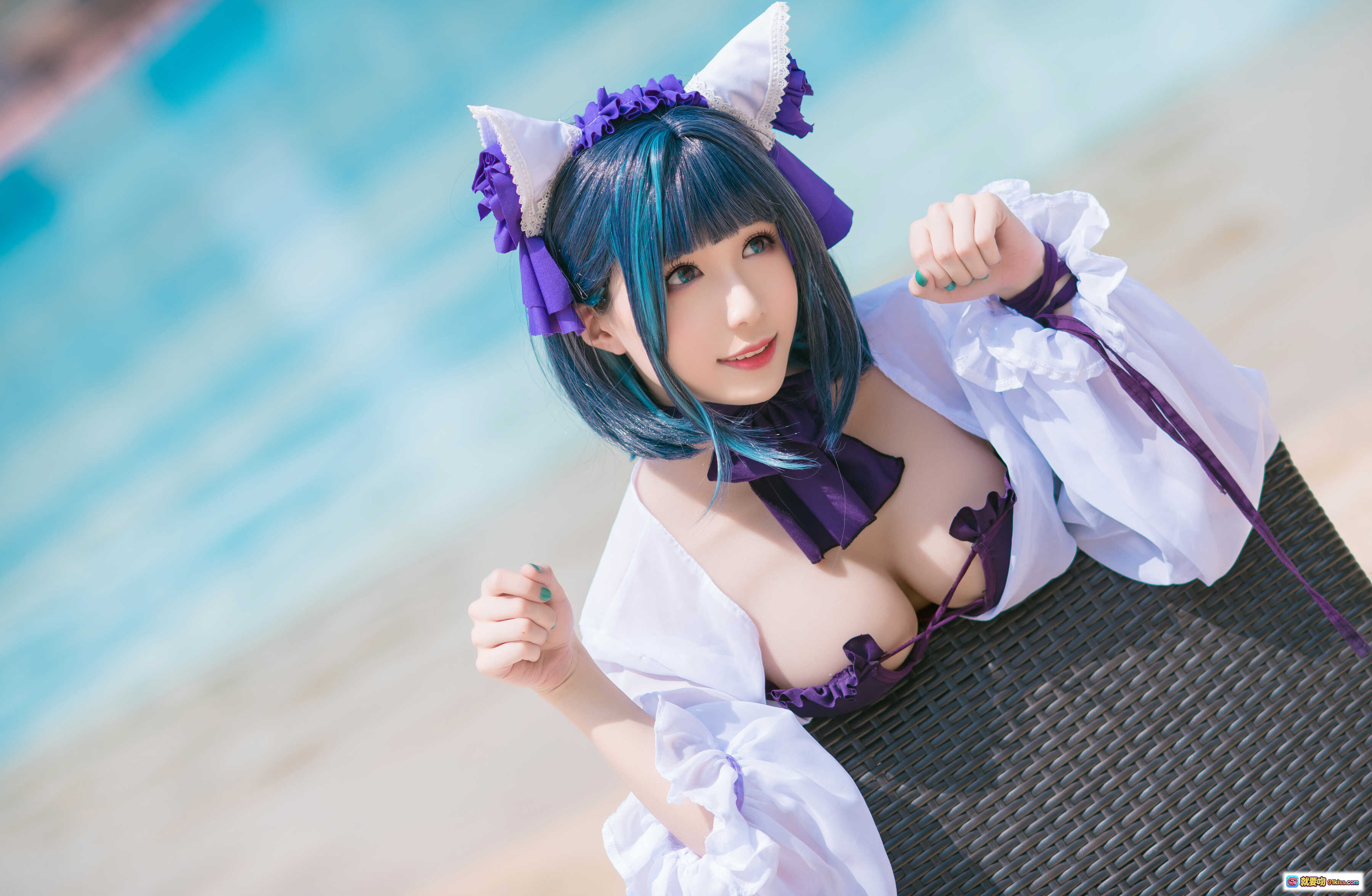 图片[1] - Tomoyo酱碧蓝柴郡泳装Cosplay写真 | 猫耳紫发少女泳池边性感诱惑18P - 就要吻