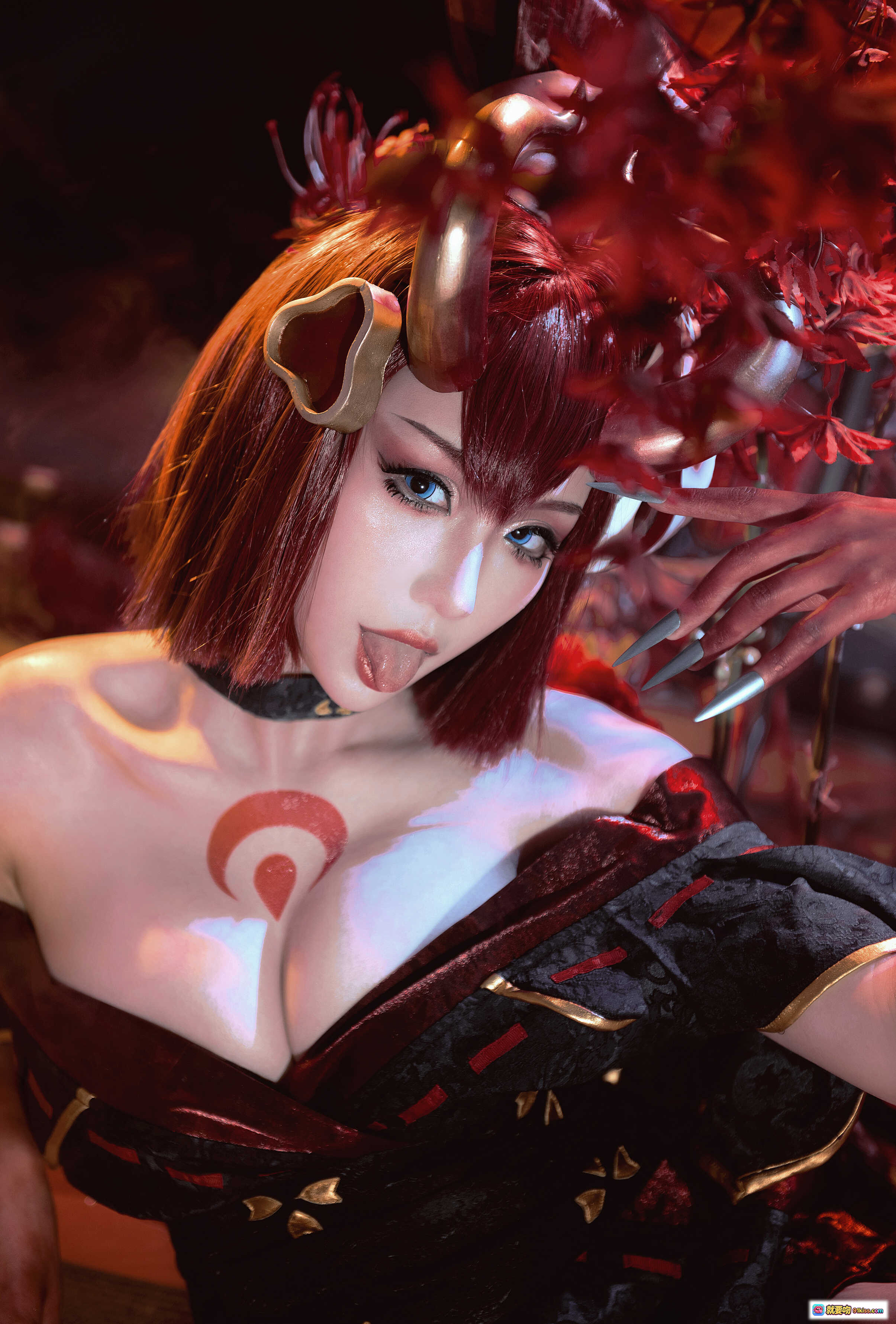 图片[1] - 猩红之月伊芙琳COS写真｜瓦斯塔亚小龙虾001｜暗黑系性感女妖｜红发角饰胸纹造型｜12P高清美图 - 就要吻