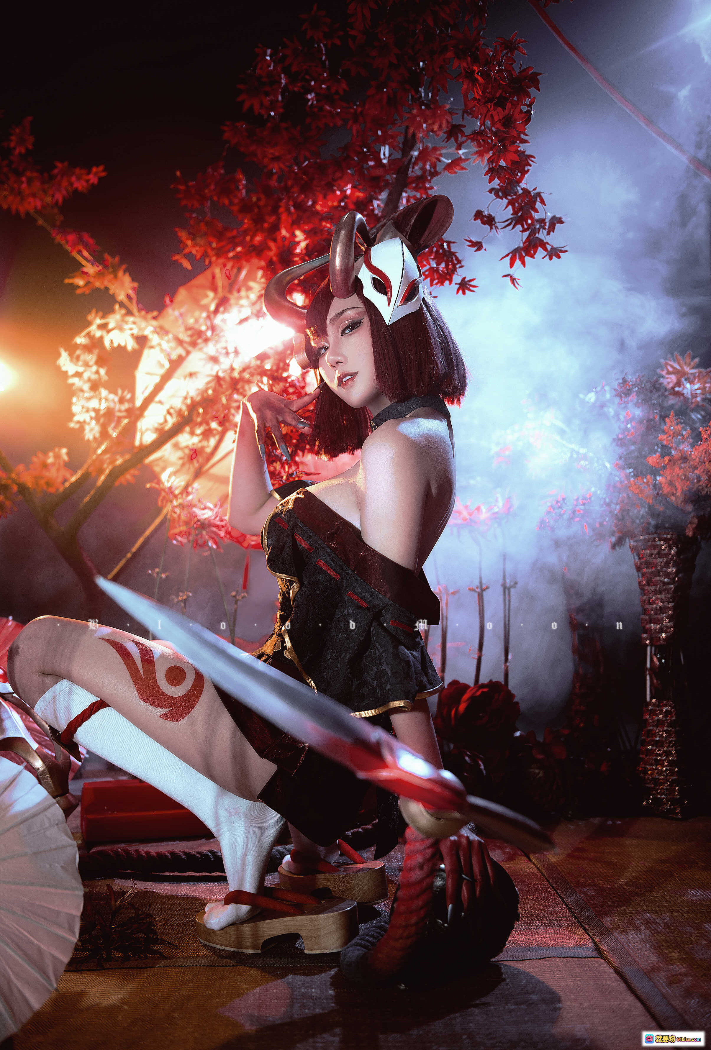 图片[6] - 猩红之月伊芙琳COS写真｜瓦斯塔亚小龙虾001｜暗黑系性感女妖｜红发角饰胸纹造型｜12P高清美图 - 就要吻