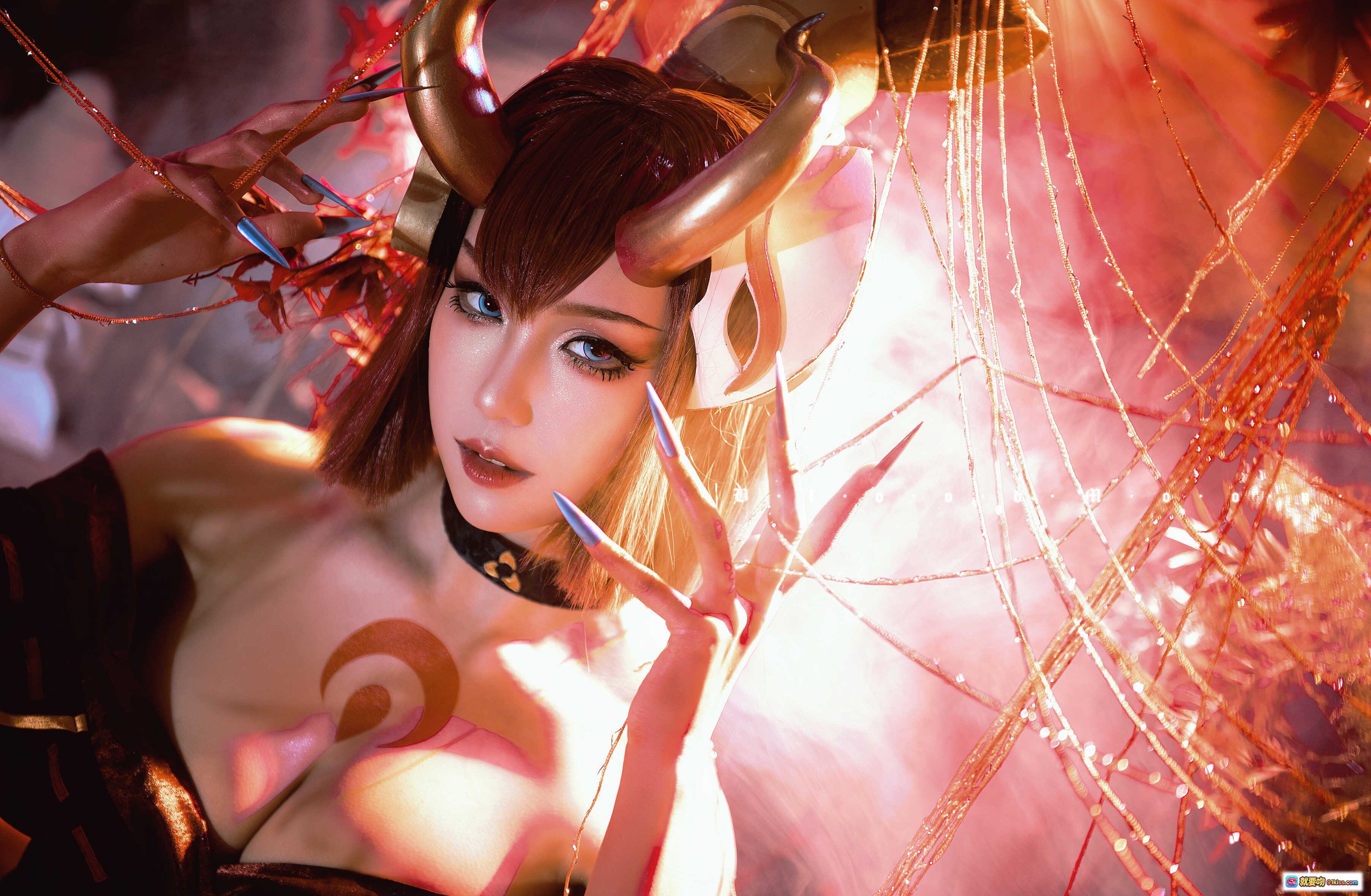 图片[5] - 猩红之月伊芙琳COS写真｜瓦斯塔亚小龙虾001｜暗黑系性感女妖｜红发角饰胸纹造型｜12P高清美图 - 就要吻