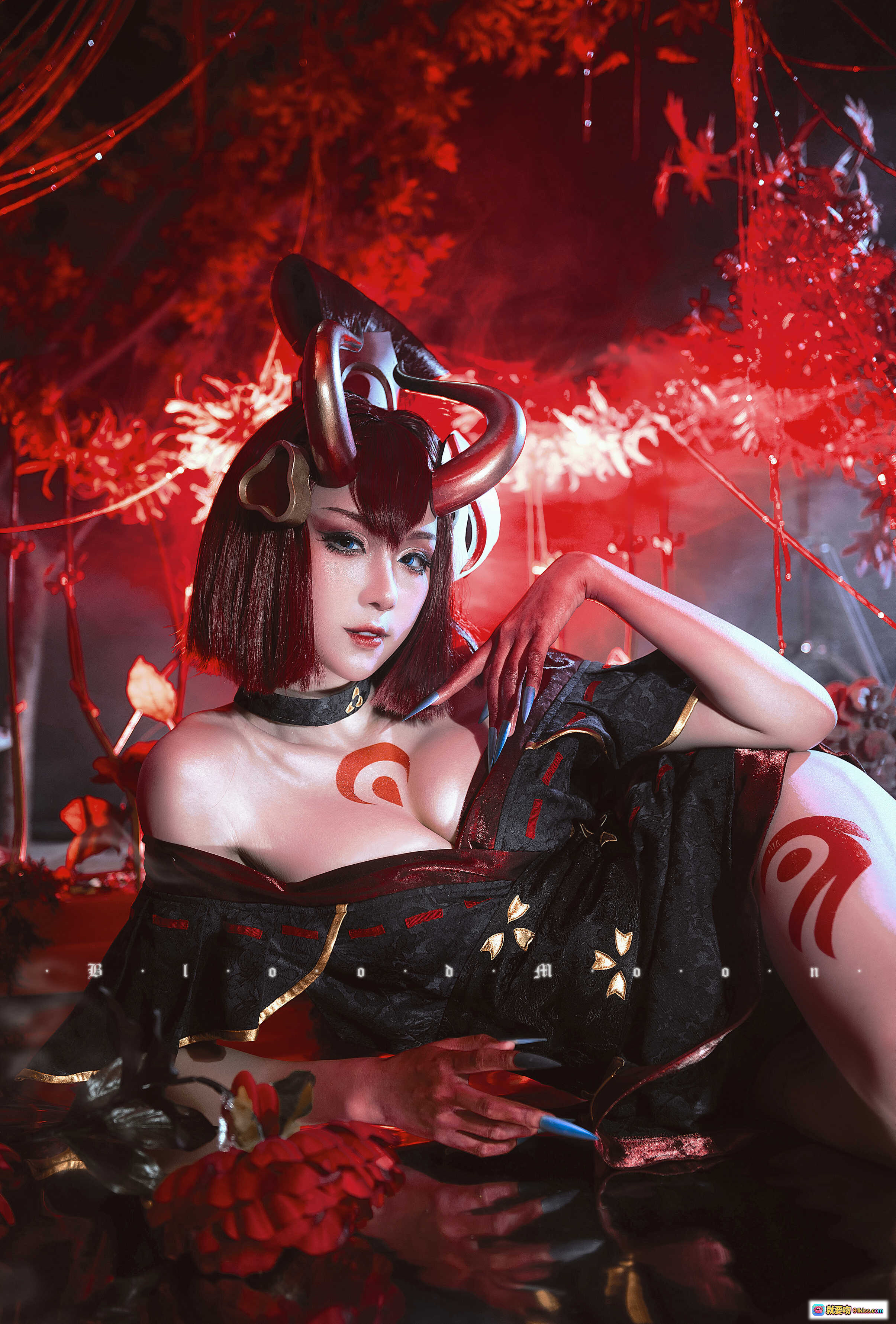 图片[3] - 猩红之月伊芙琳COS写真｜瓦斯塔亚小龙虾001｜暗黑系性感女妖｜红发角饰胸纹造型｜12P高清美图 - 就要吻