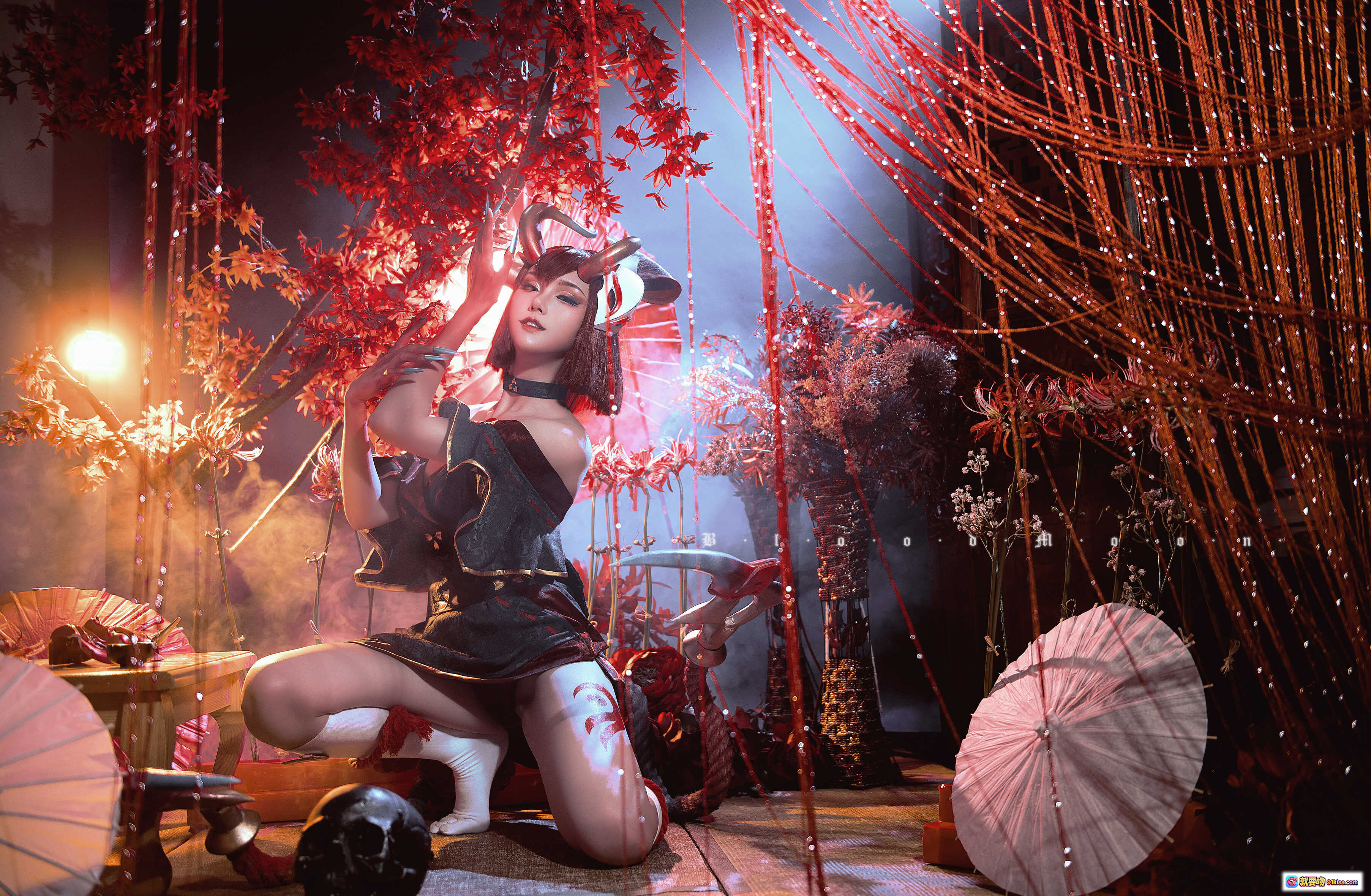 图片[8] - 猩红之月伊芙琳COS写真｜瓦斯塔亚小龙虾001｜暗黑系性感女妖｜红发角饰胸纹造型｜12P高清美图 - 就要吻