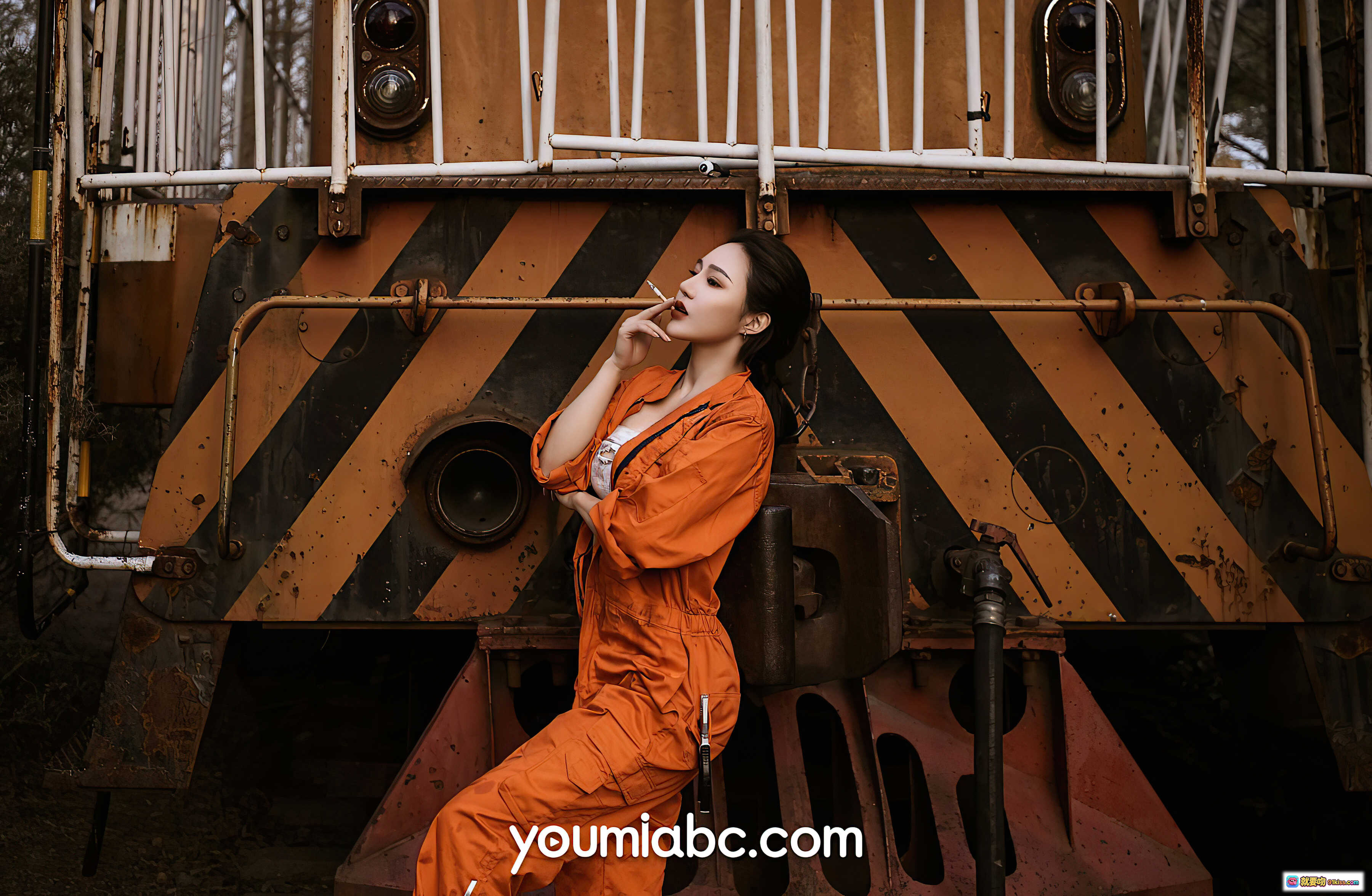 图片[8] - YouMi尤蜜2021.08.08文静儿橙色工装写真 火热维修作业户外铁轨场景自然光人像摄影 - 就要吻