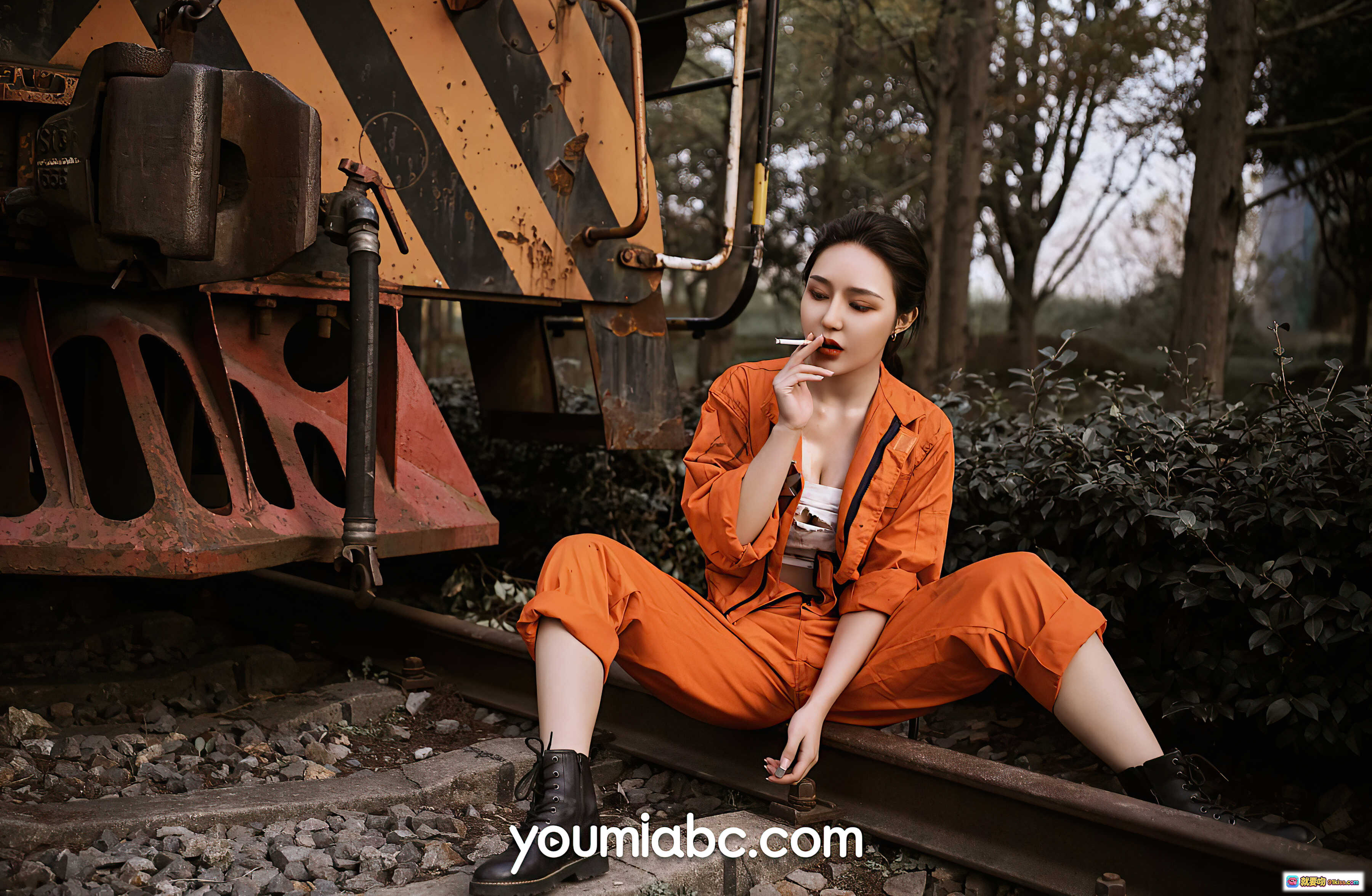 图片[5] - YouMi尤蜜2021.08.08文静儿橙色工装写真 火热维修作业户外铁轨场景自然光人像摄影 - 就要吻