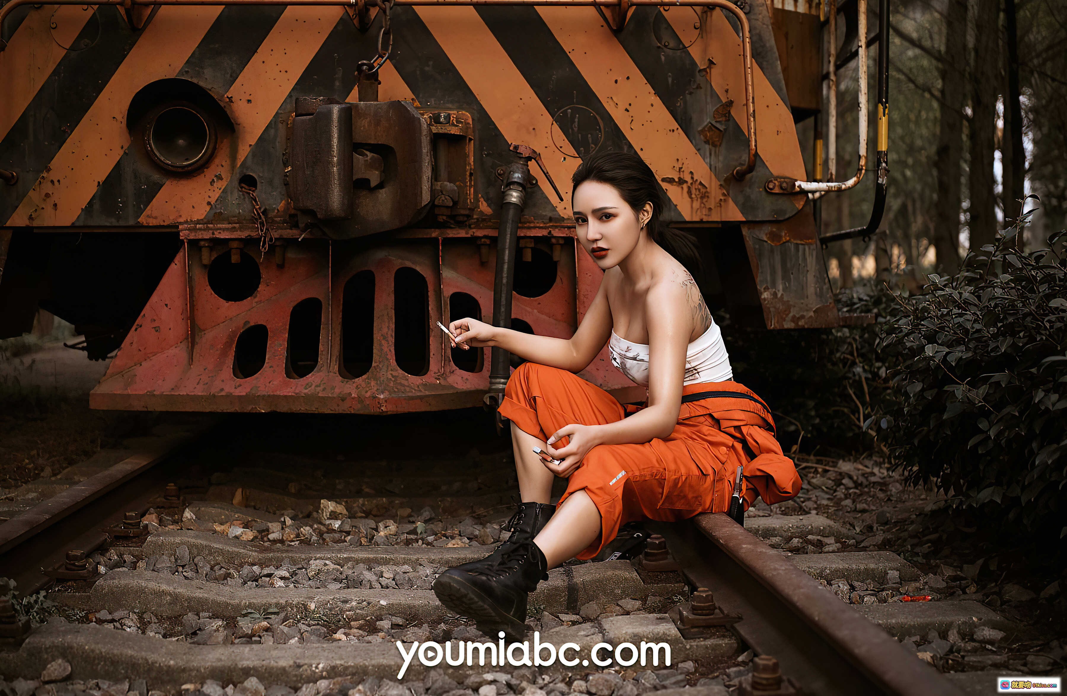 图片[7] - YouMi尤蜜2021.08.08文静儿橙色工装写真 火热维修作业户外铁轨场景自然光人像摄影 - 就要吻