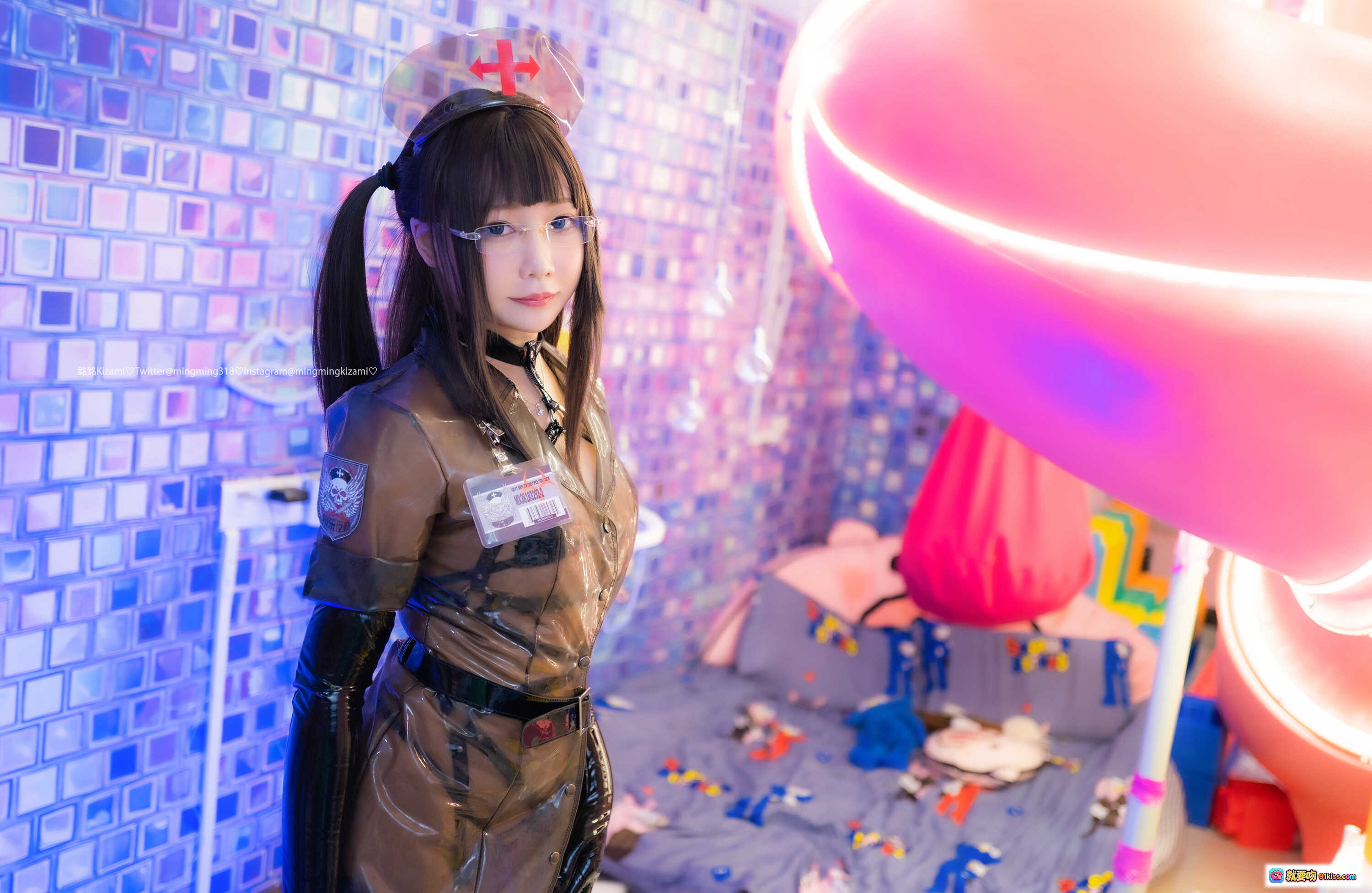 图片[2] - 铭铭Kizami Vol.30写真集 自撮り撮影 2020年12月発売 72P高画質 レザー拘束衣 黒タイツ ネオン照明 セクシーポージング - 就要吻