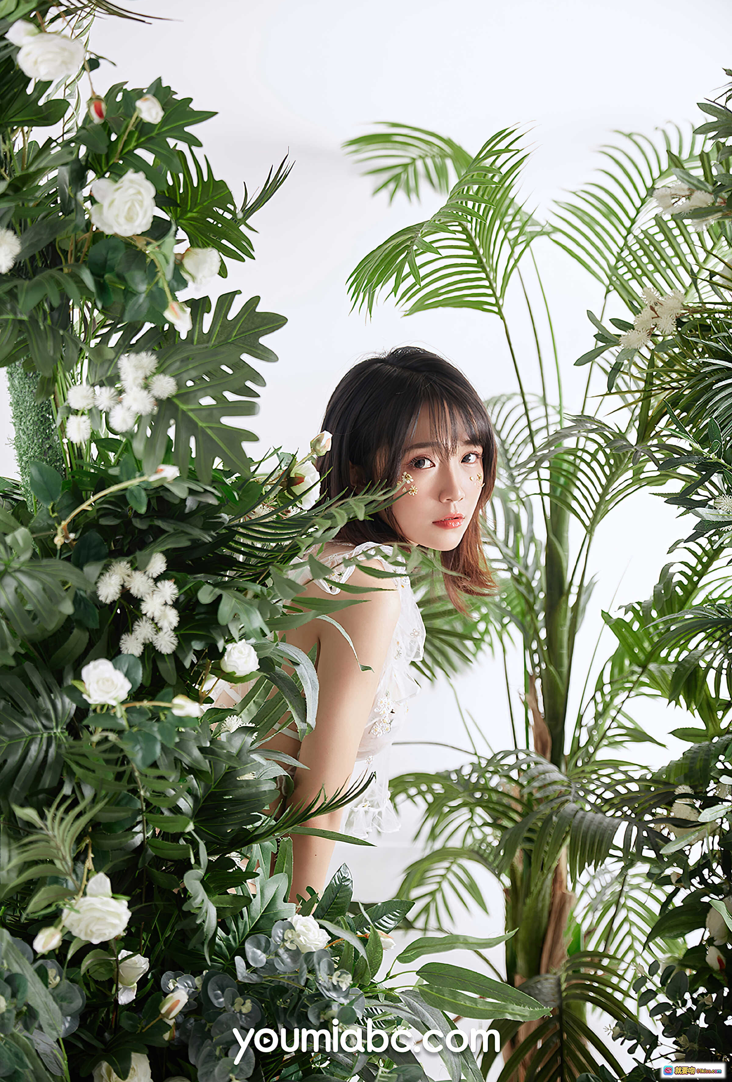 小M酱维纳斯秘密花园写真 | 绿植白花环绕清新少女风 | YouMi尤蜜2021年1月12日高清美图 - 就要吻