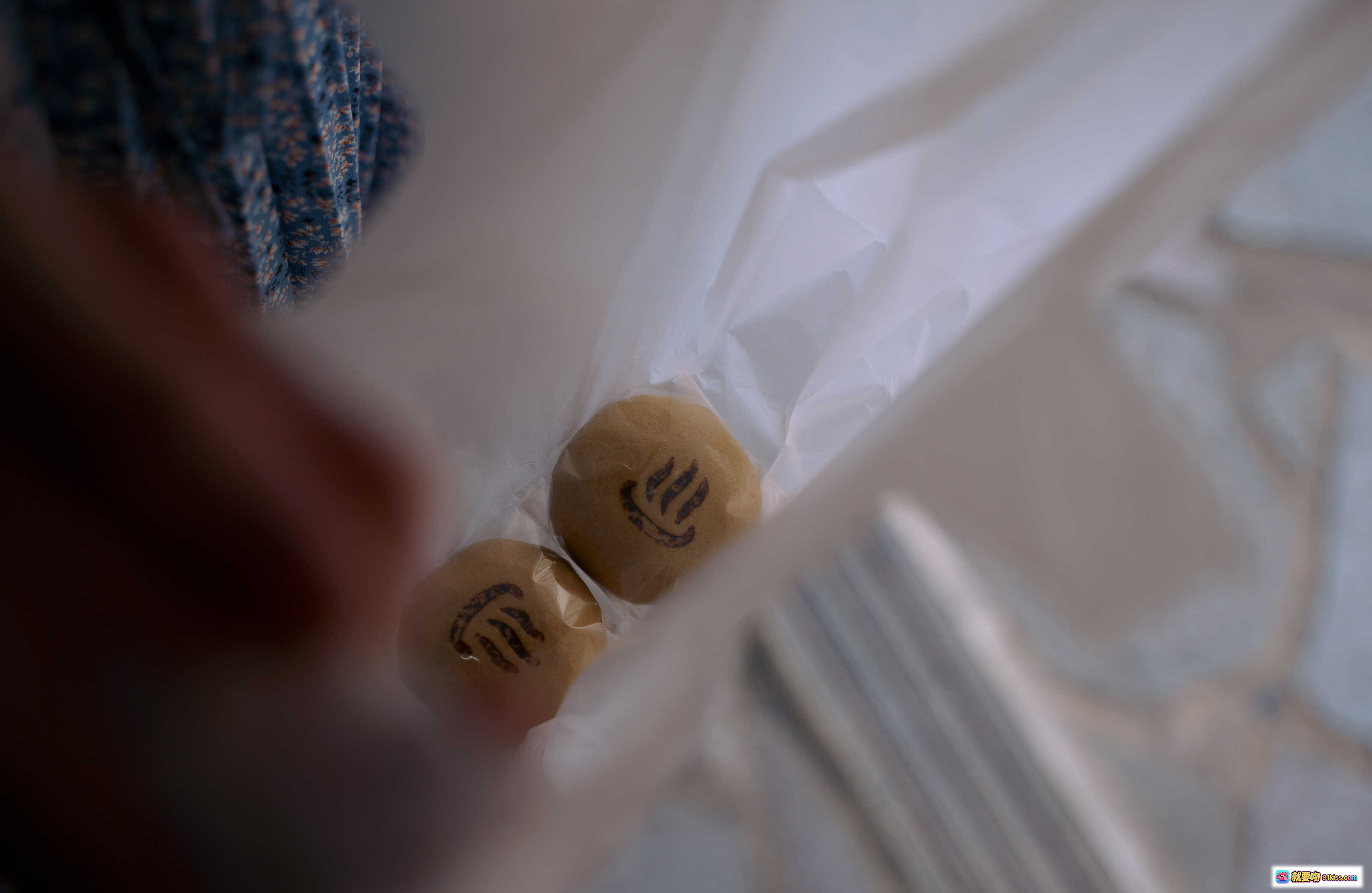 图片[6] - 日本美女KenKen温泉街写真｜白色毛绒外套搭配蓝色碎花裙｜日式神社阶梯背景｜温柔气质少女风穿搭 - 就要吻