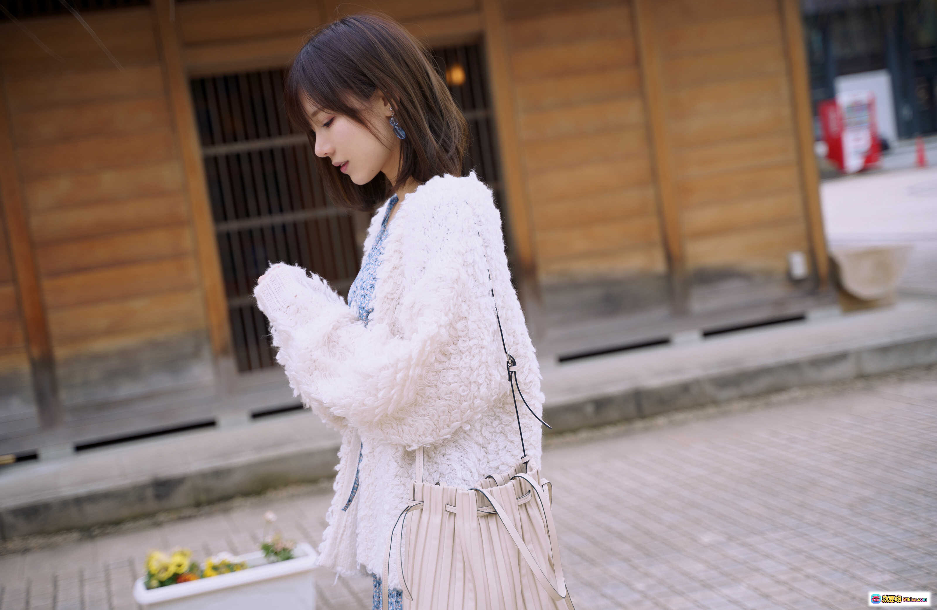 图片[2] - 日本美女KenKen温泉街写真｜白色毛绒外套搭配蓝色碎花裙｜日式神社阶梯背景｜温柔气质少女风穿搭 - 就要吻