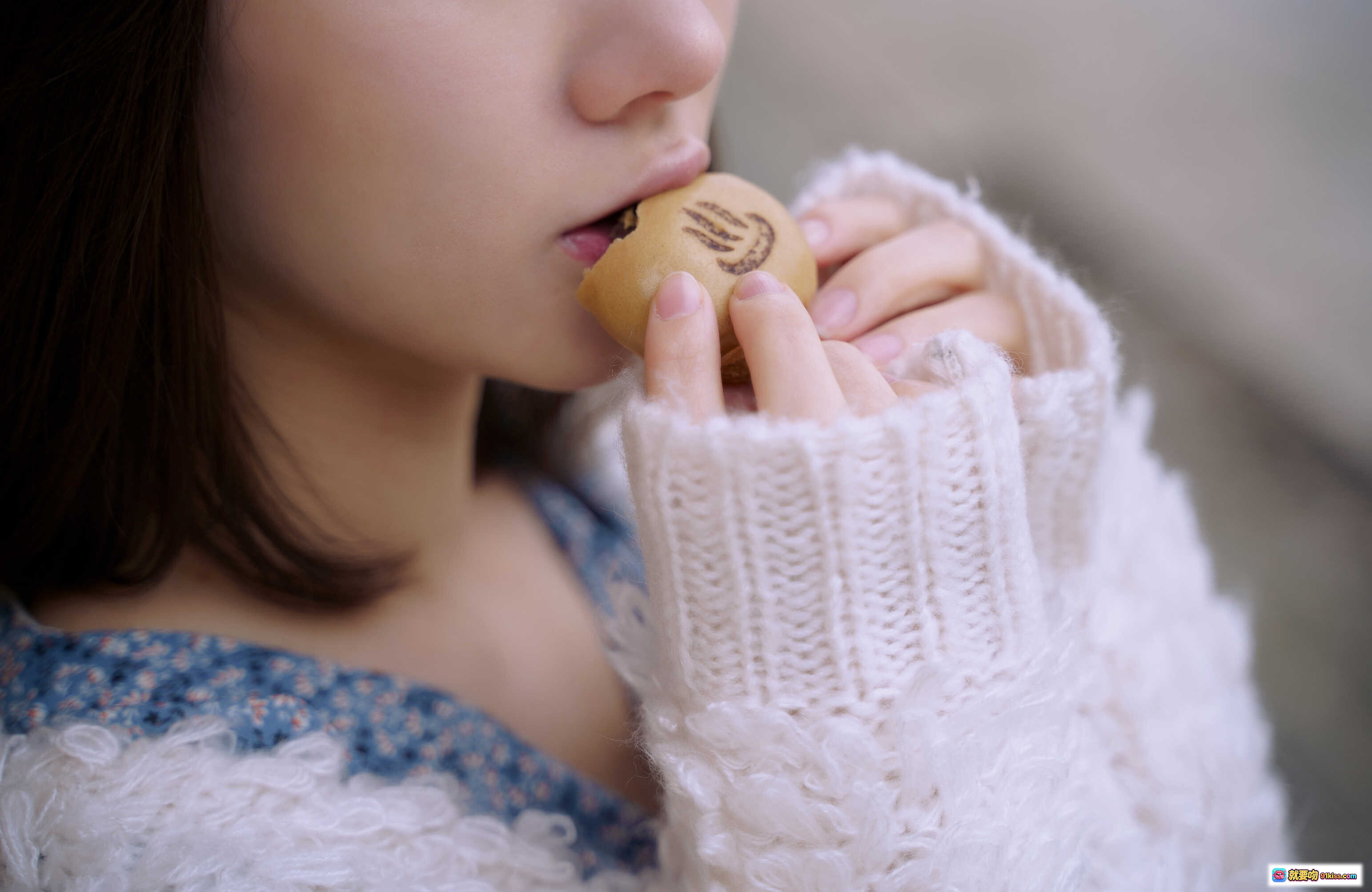 图片[8] - 日本美女KenKen温泉街写真｜白色毛绒外套搭配蓝色碎花裙｜日式神社阶梯背景｜温柔气质少女风穿搭 - 就要吻