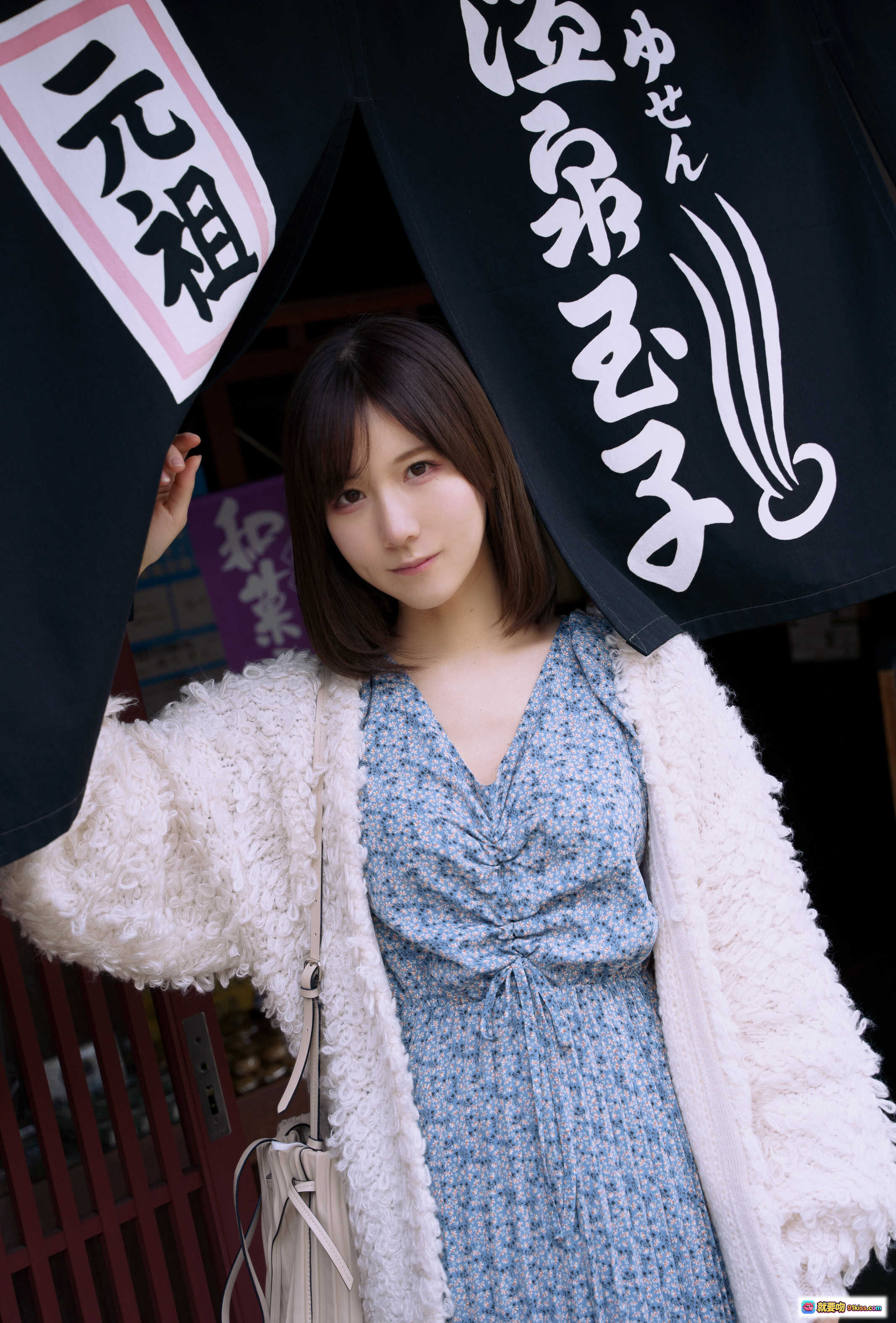 图片[5] - 日本美女KenKen温泉街写真｜白色毛绒外套搭配蓝色碎花裙｜日式神社阶梯背景｜温柔气质少女风穿搭 - 就要吻