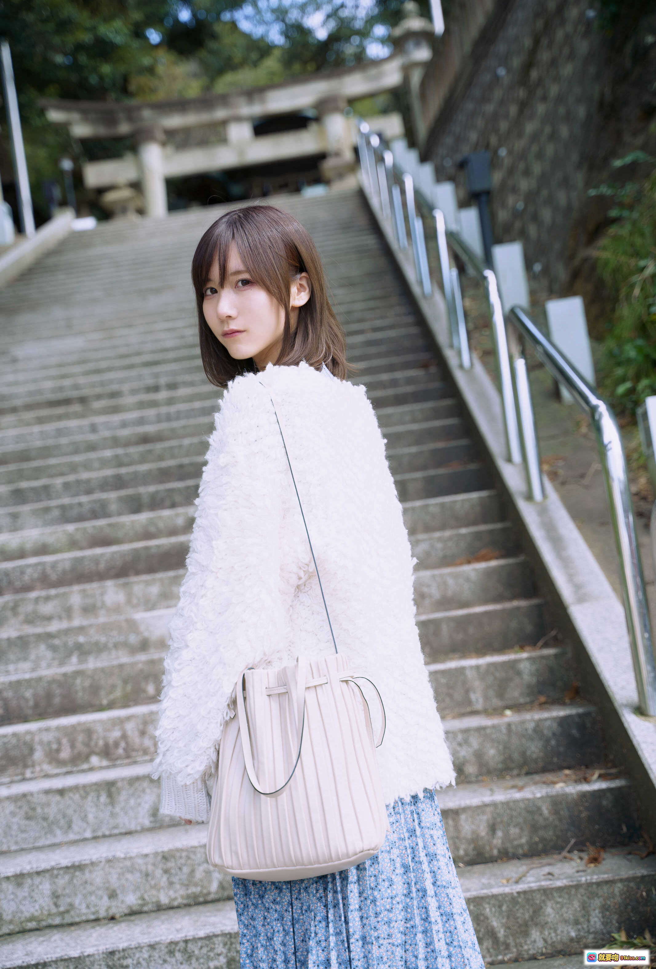 图片[1] - 日本美女KenKen温泉街写真｜白色毛绒外套搭配蓝色碎花裙｜日式神社阶梯背景｜温柔气质少女风穿搭 - 就要吻