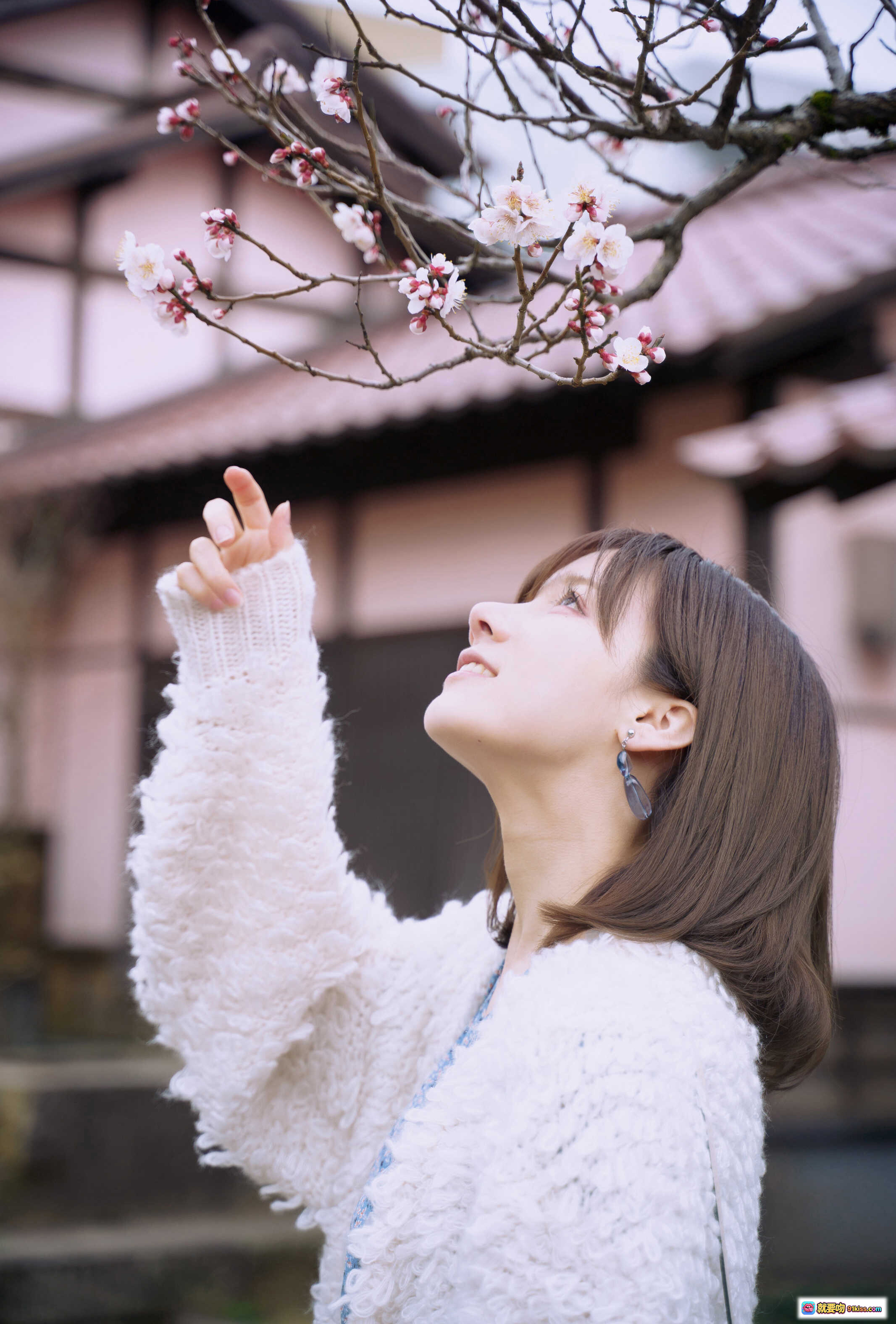 图片[10] - 日本美女KenKen温泉街写真｜白色毛绒外套搭配蓝色碎花裙｜日式神社阶梯背景｜温柔气质少女风穿搭 - 就要吻