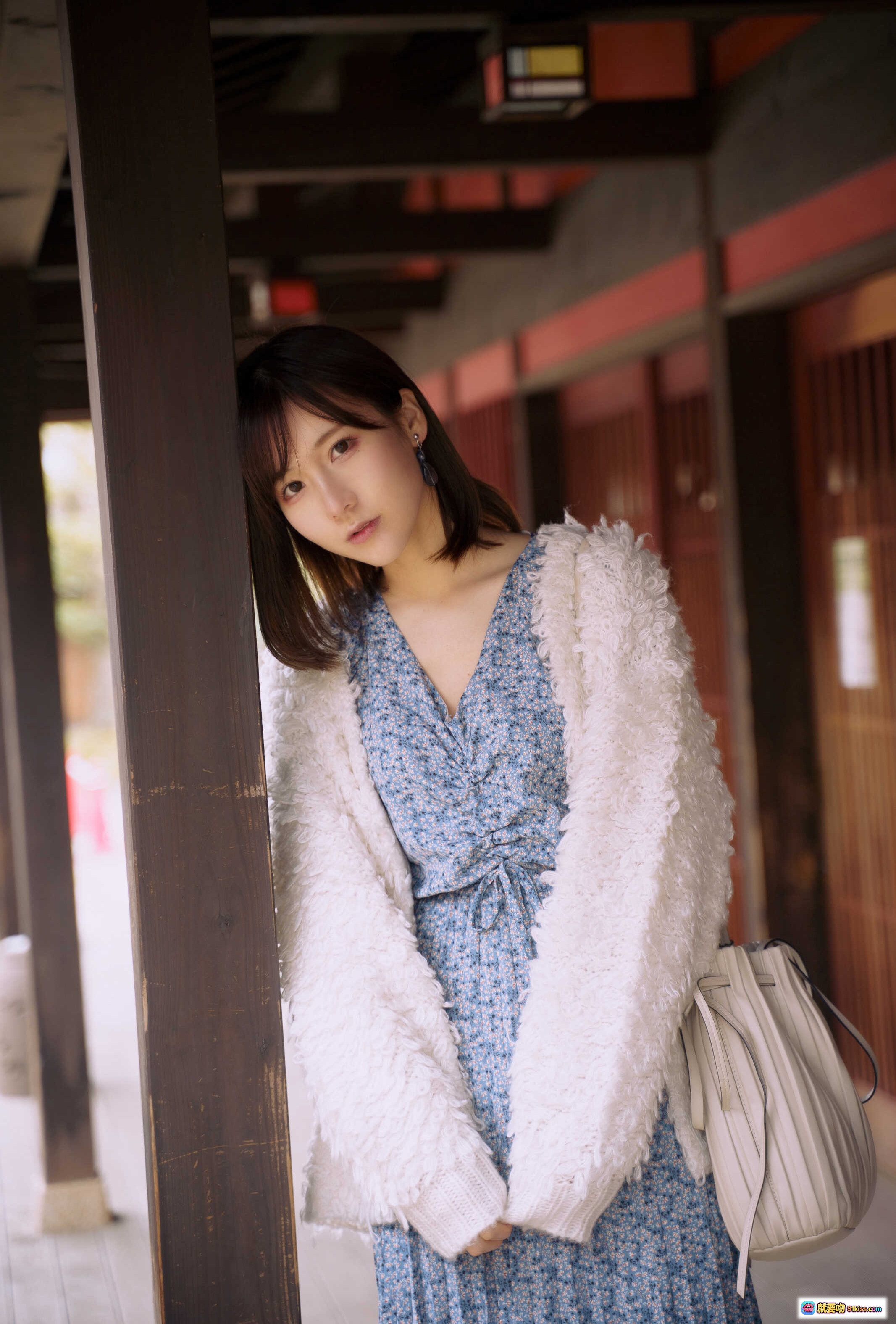 图片[9] - 日本美女KenKen温泉街写真｜白色毛绒外套搭配蓝色碎花裙｜日式神社阶梯背景｜温柔气质少女风穿搭 - 就要吻