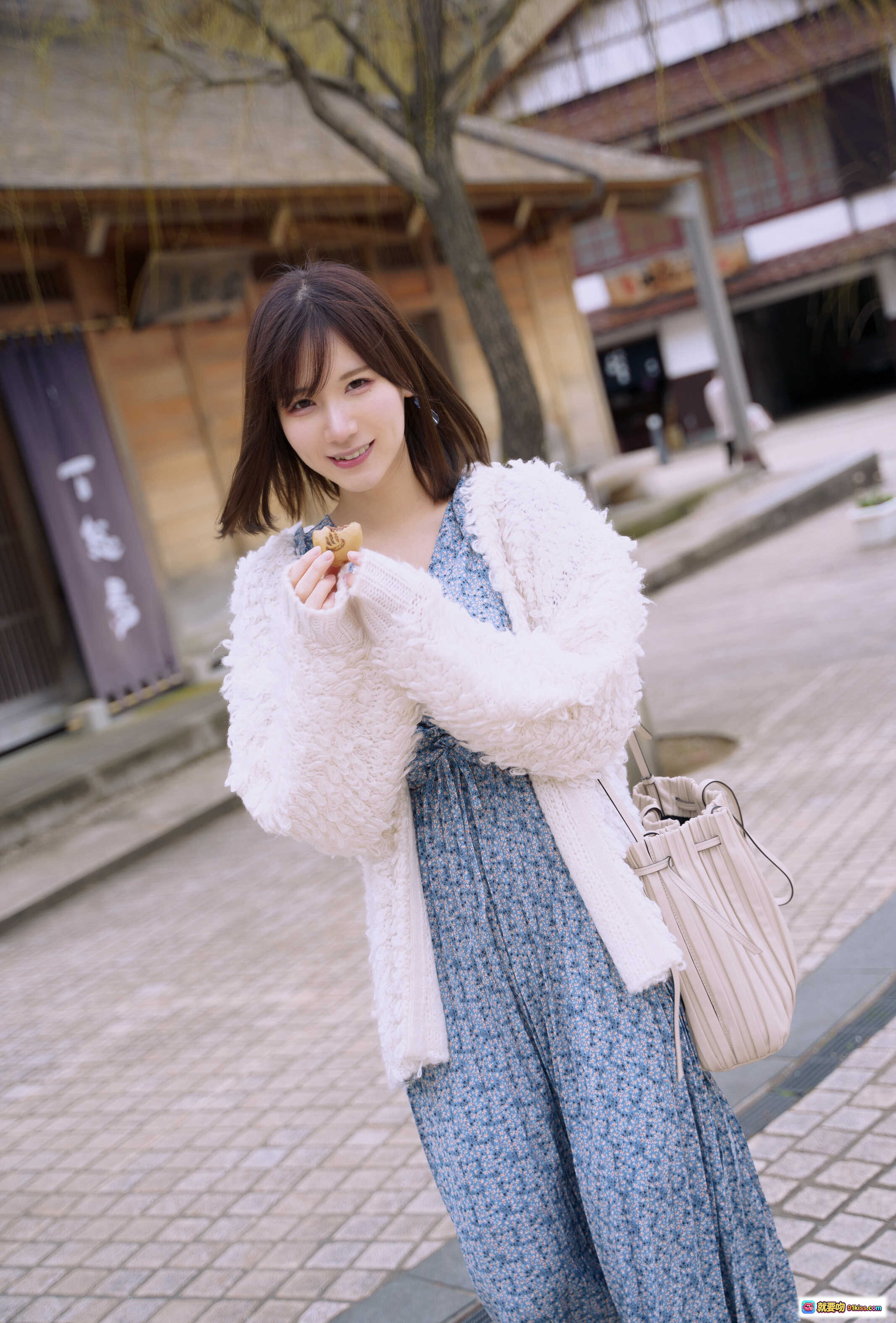 图片[7] - 日本美女KenKen温泉街写真｜白色毛绒外套搭配蓝色碎花裙｜日式神社阶梯背景｜温柔气质少女风穿搭 - 就要吻