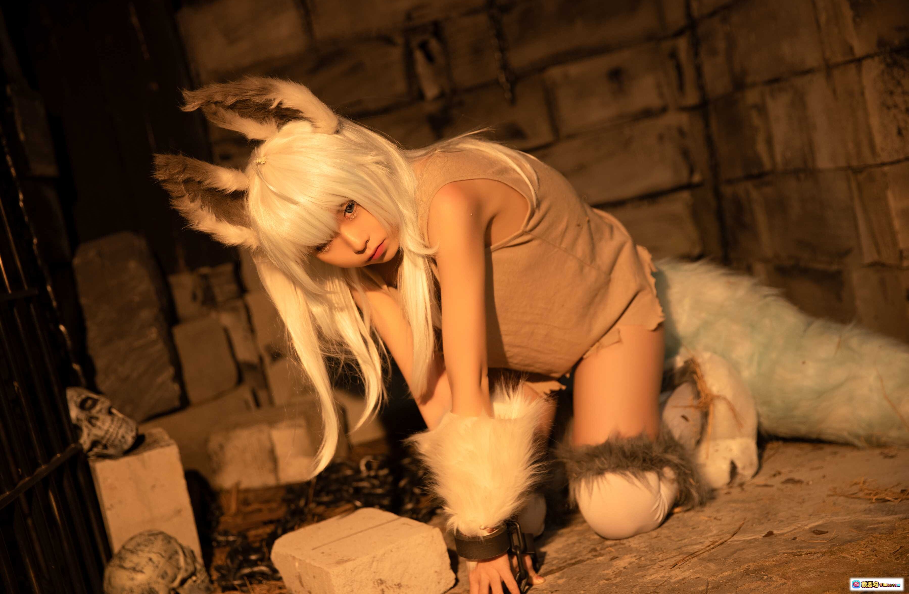 图片[1] - G44不会受伤 NO.053 刹那常服地牢写真 白发兔耳少女 皮革束缚 暗黑废墟场景 42P高清图集 - 就要吻