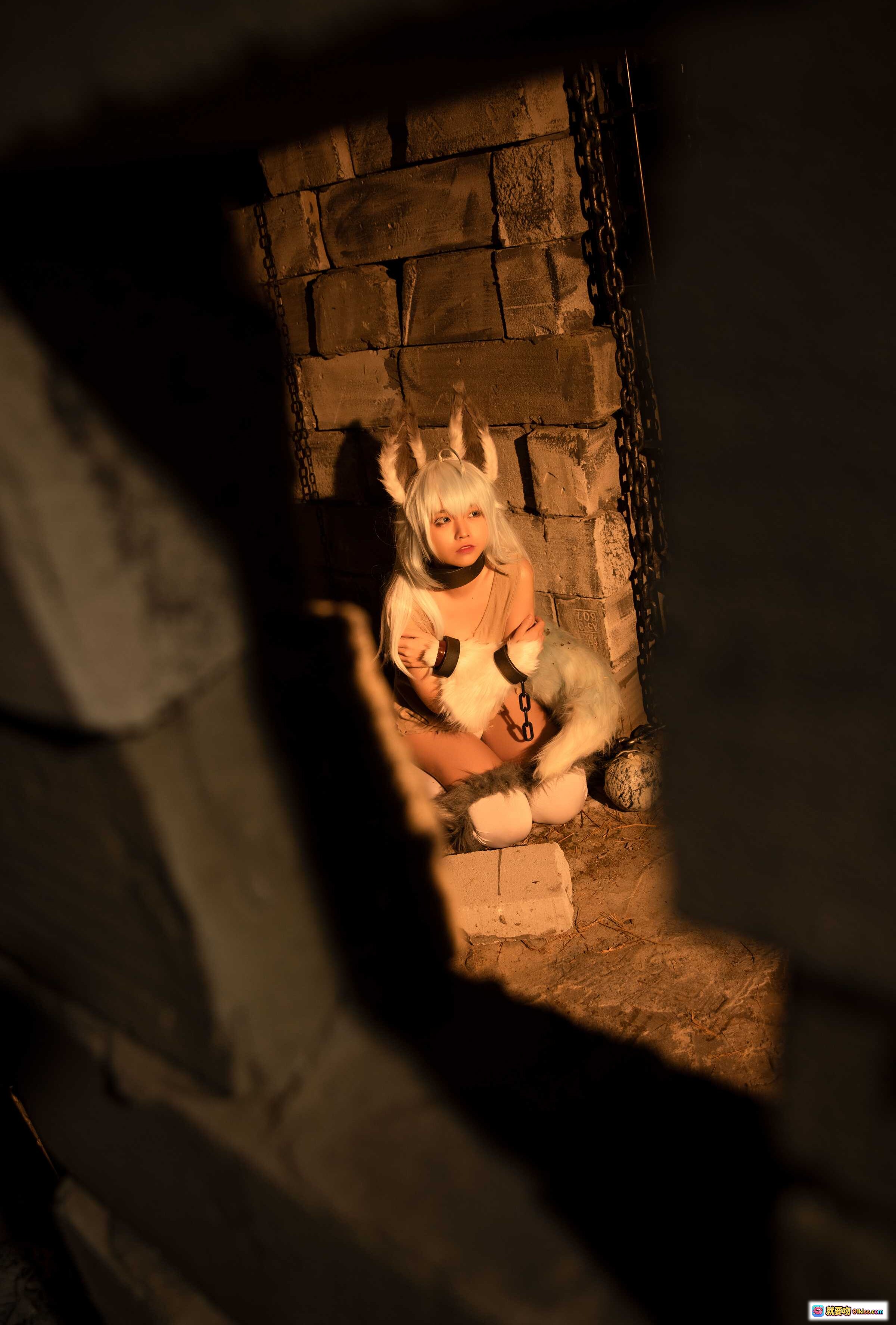 图片[5] - G44不会受伤 NO.053 刹那常服地牢写真 白发兔耳少女 皮革束缚 暗黑废墟场景 42P高清图集 - 就要吻