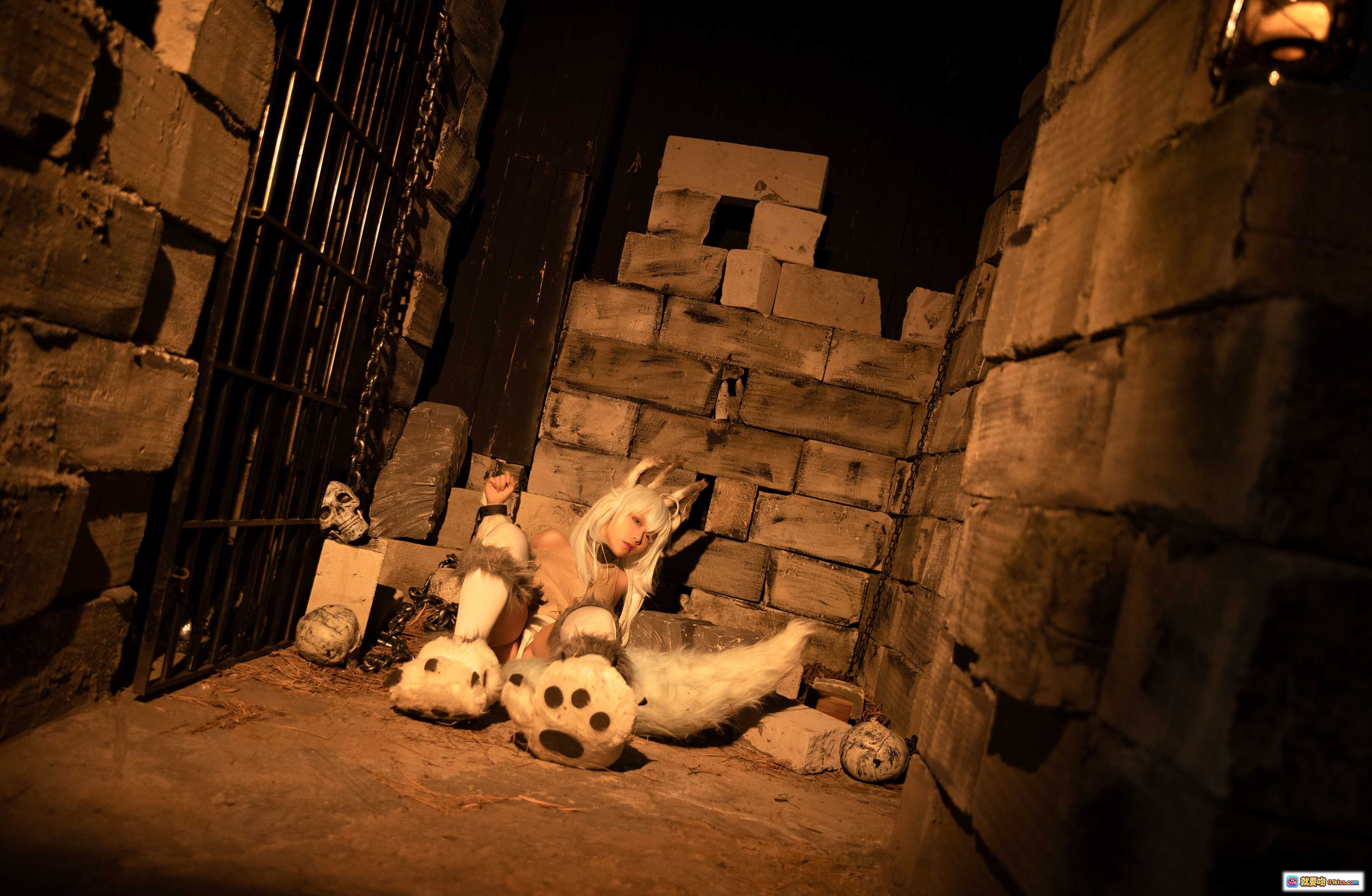 图片[9] - G44不会受伤 NO.053 刹那常服地牢写真 白发兔耳少女 皮革束缚 暗黑废墟场景 42P高清图集 - 就要吻