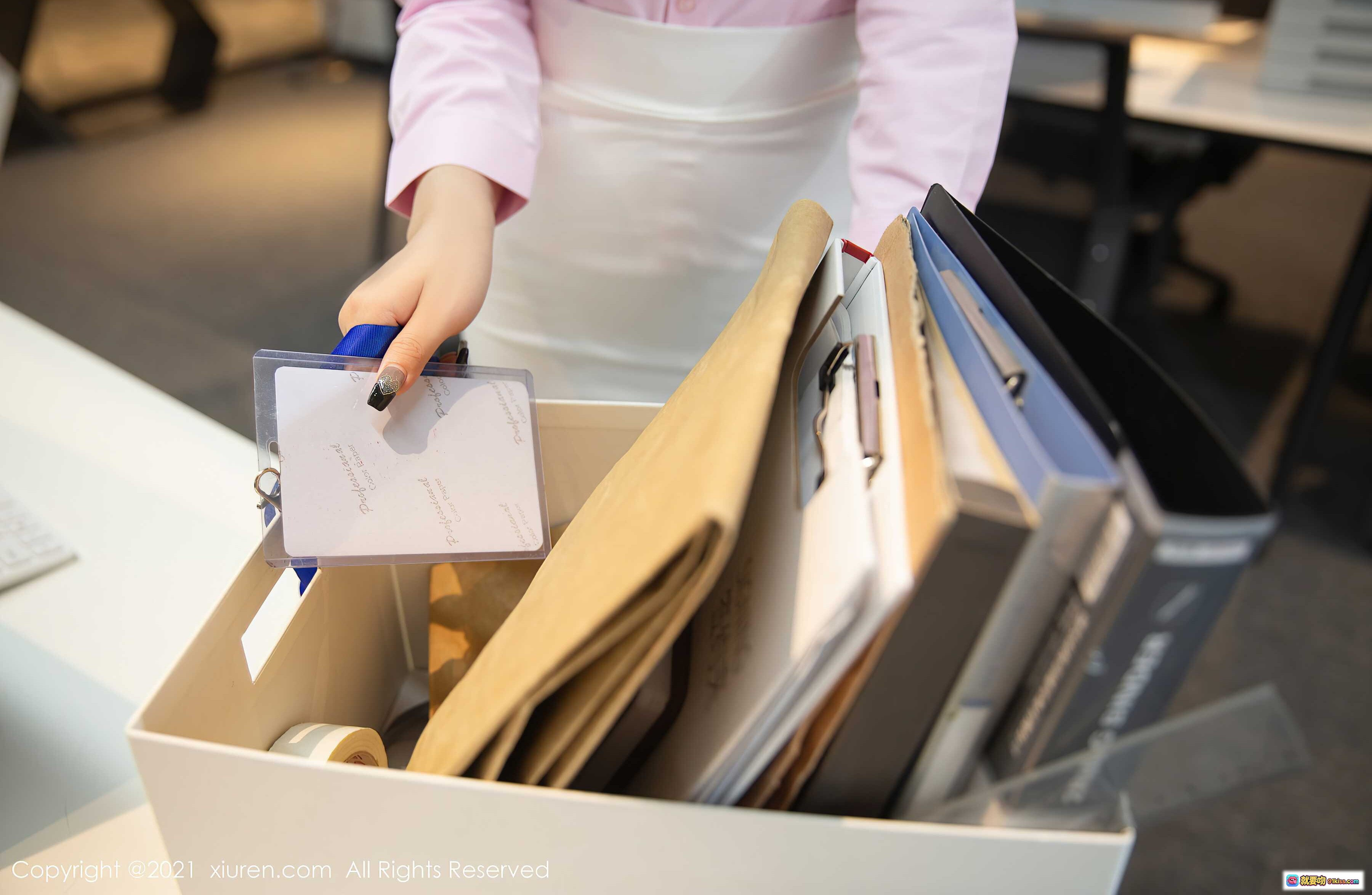 图片[3] - 杨晨晨Yome美腿御姐粉衬衫白裙办公室写真 | XiuRen秀人网2021.12.15 NO.4341 - 就要吻