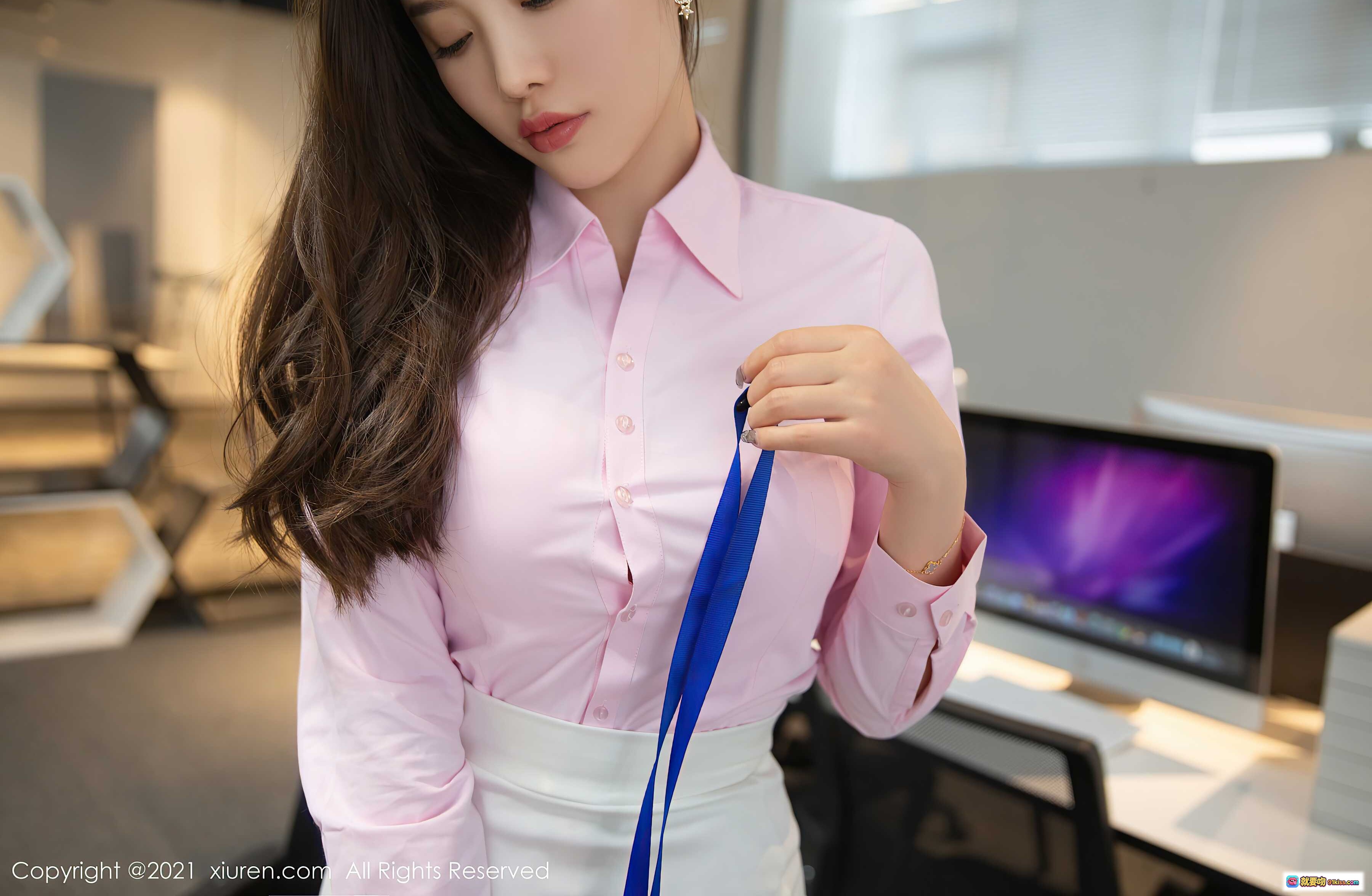 图片[1] - 杨晨晨Yome美腿御姐粉衬衫白裙办公室写真 | XiuRen秀人网2021.12.15 NO.4341 - 就要吻