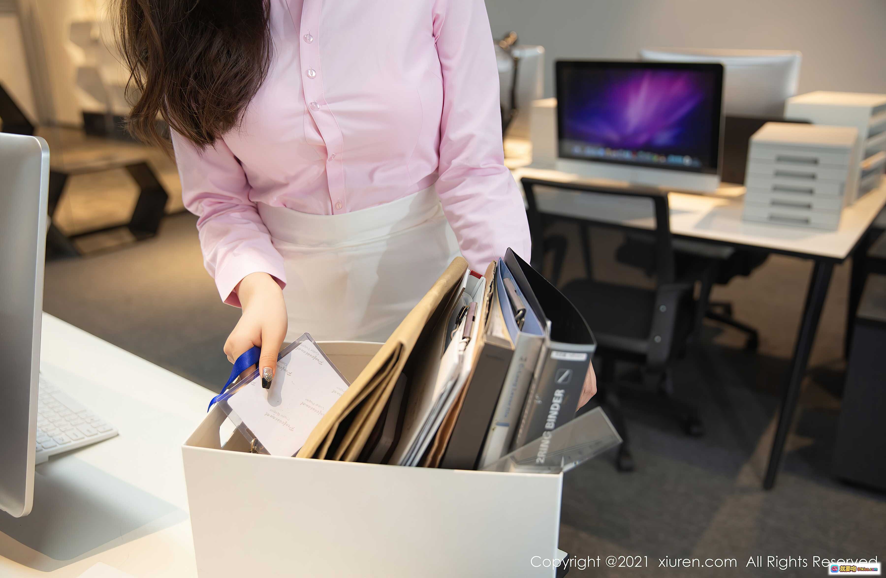 图片[4] - 杨晨晨Yome美腿御姐粉衬衫白裙办公室写真 | XiuRen秀人网2021.12.15 NO.4341 - 就要吻