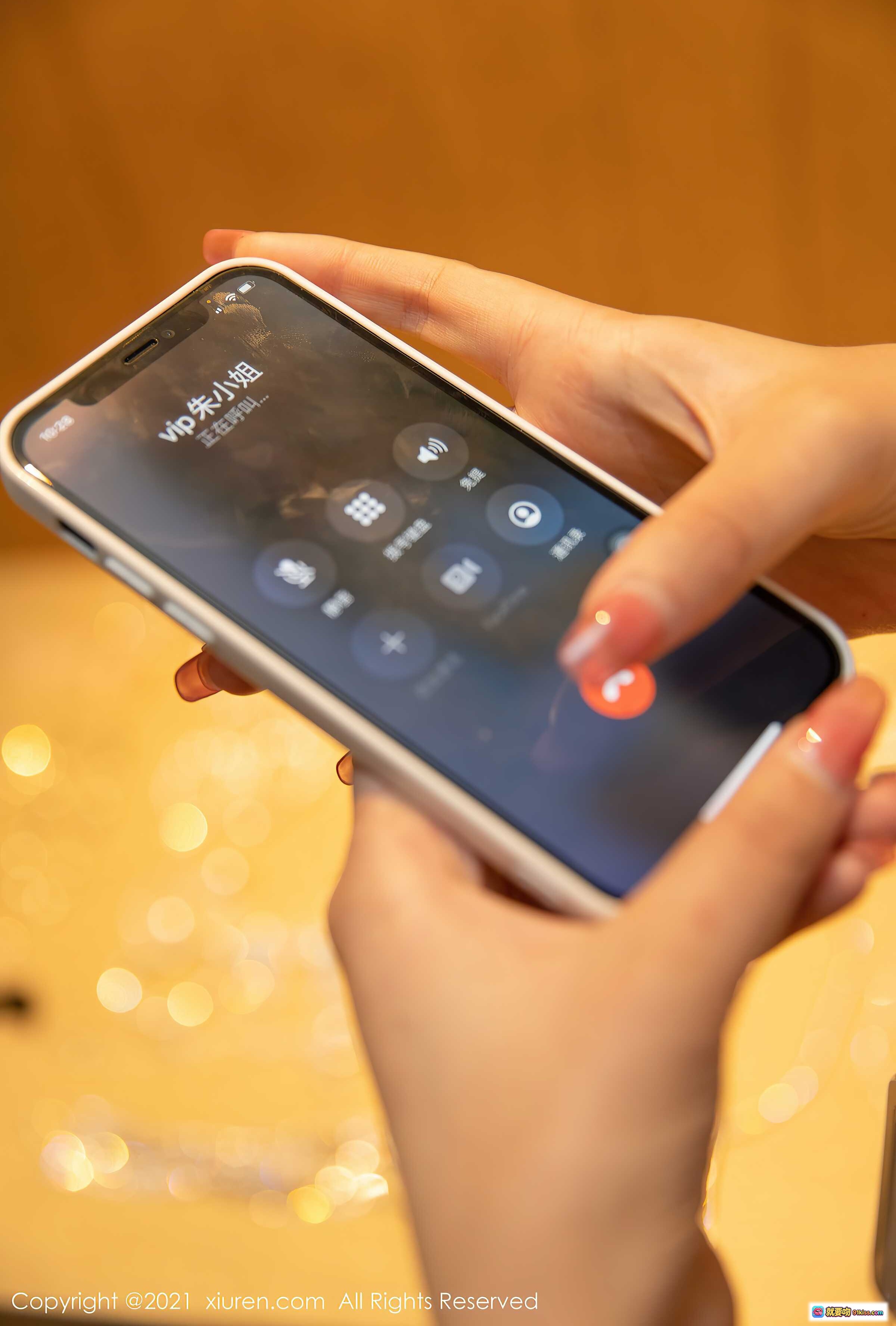 图片[3] - XiuRen秀人网2021.12.31 NO.4412 白衬衫灰裙职场女模优雅低头看手机写真集 - 就要吻