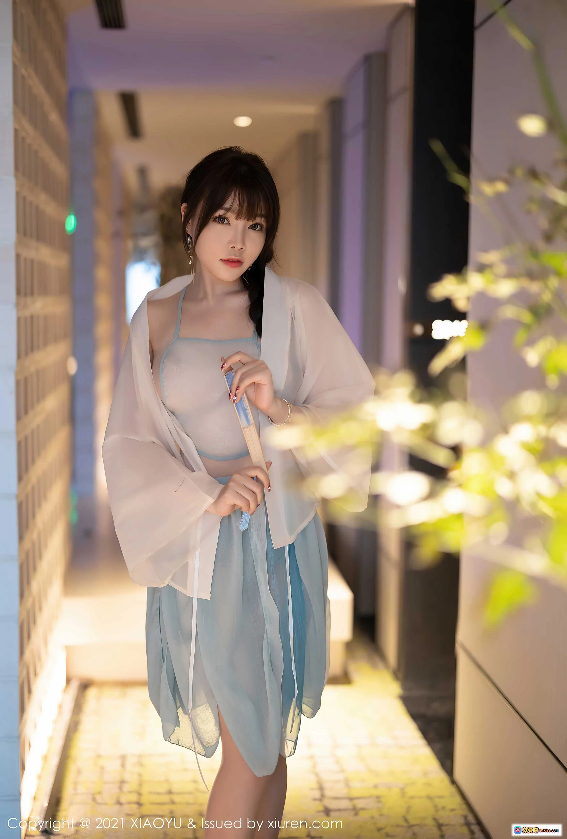 XiaoYu语画界2021.12.20 VOL.679 芝芝Booty御姐美腿写真 透明薄纱吊带裙优雅走廊光影大片 - 就要吻