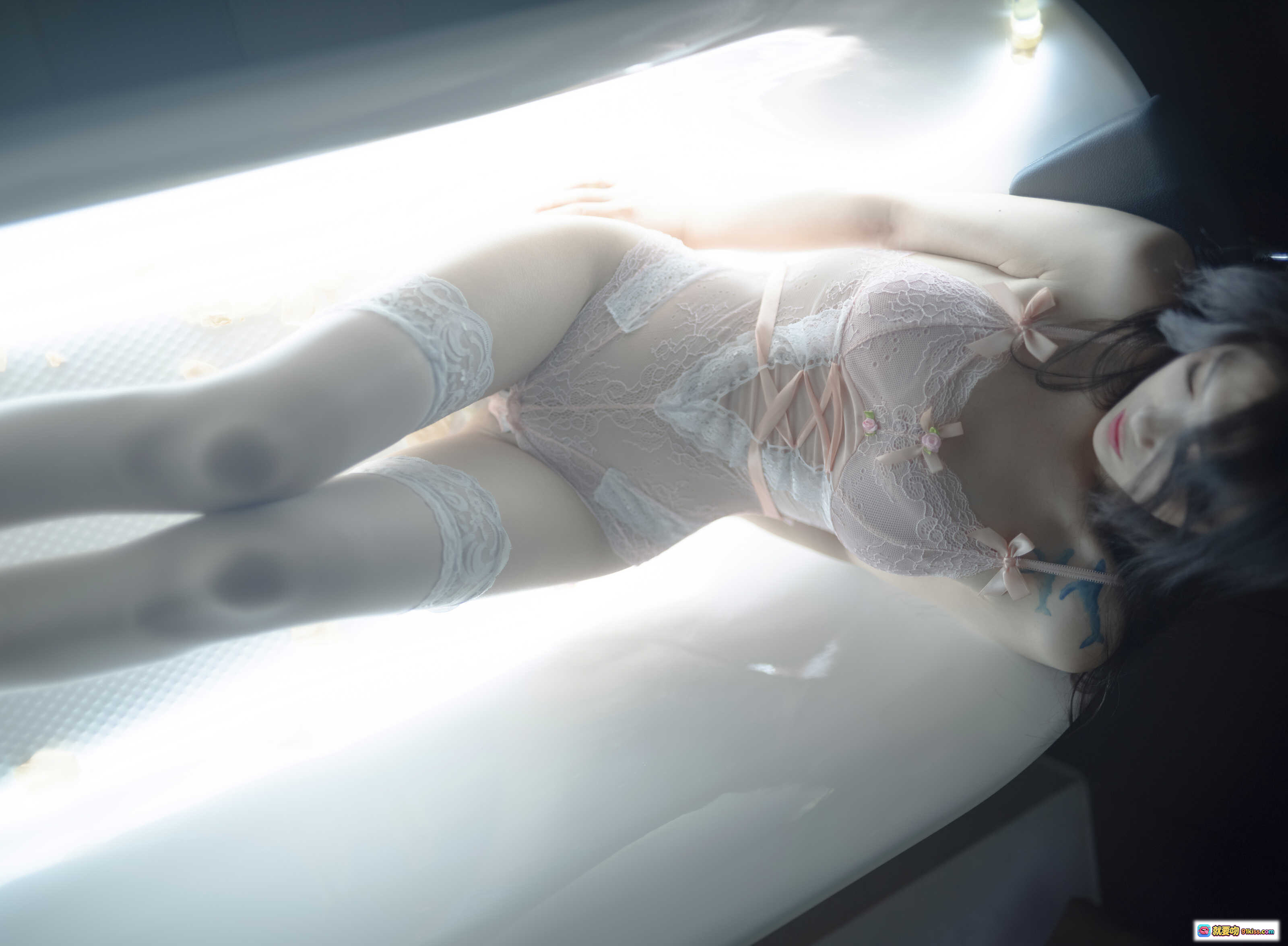 图片[5] - 一米八大梨子思念如苦海私房写真40P 粉色蕾丝内衣白丝美腿性感诱惑室内光影氛围感大片 - 就要吻