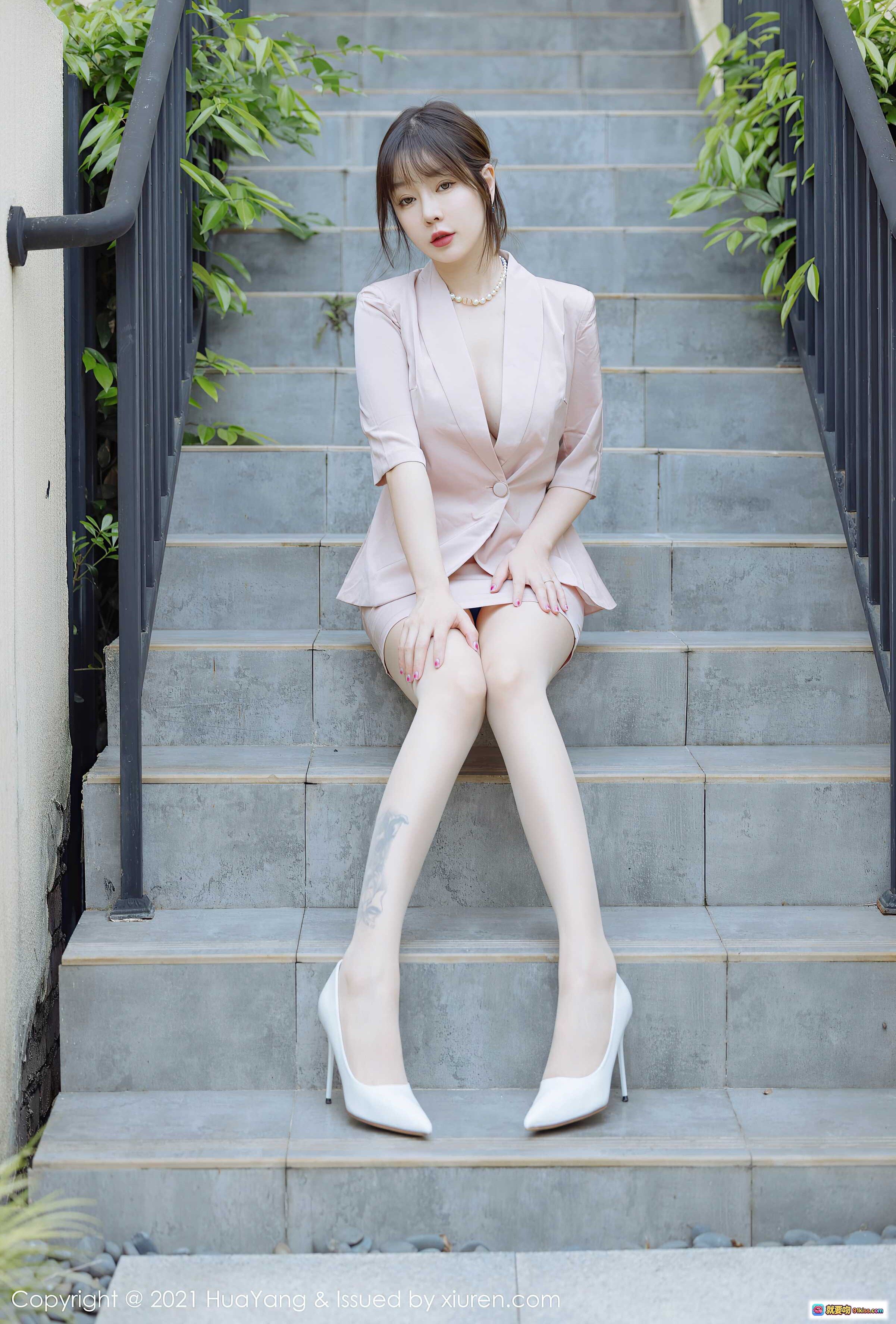 图片[1] - 王雨纯成都旅拍写真 | 粉色西装短裙搭配白色高跟鞋 | 优雅坐姿楼梯美腿特写 | HuaYang花漾VOL.476 - 就要吻
