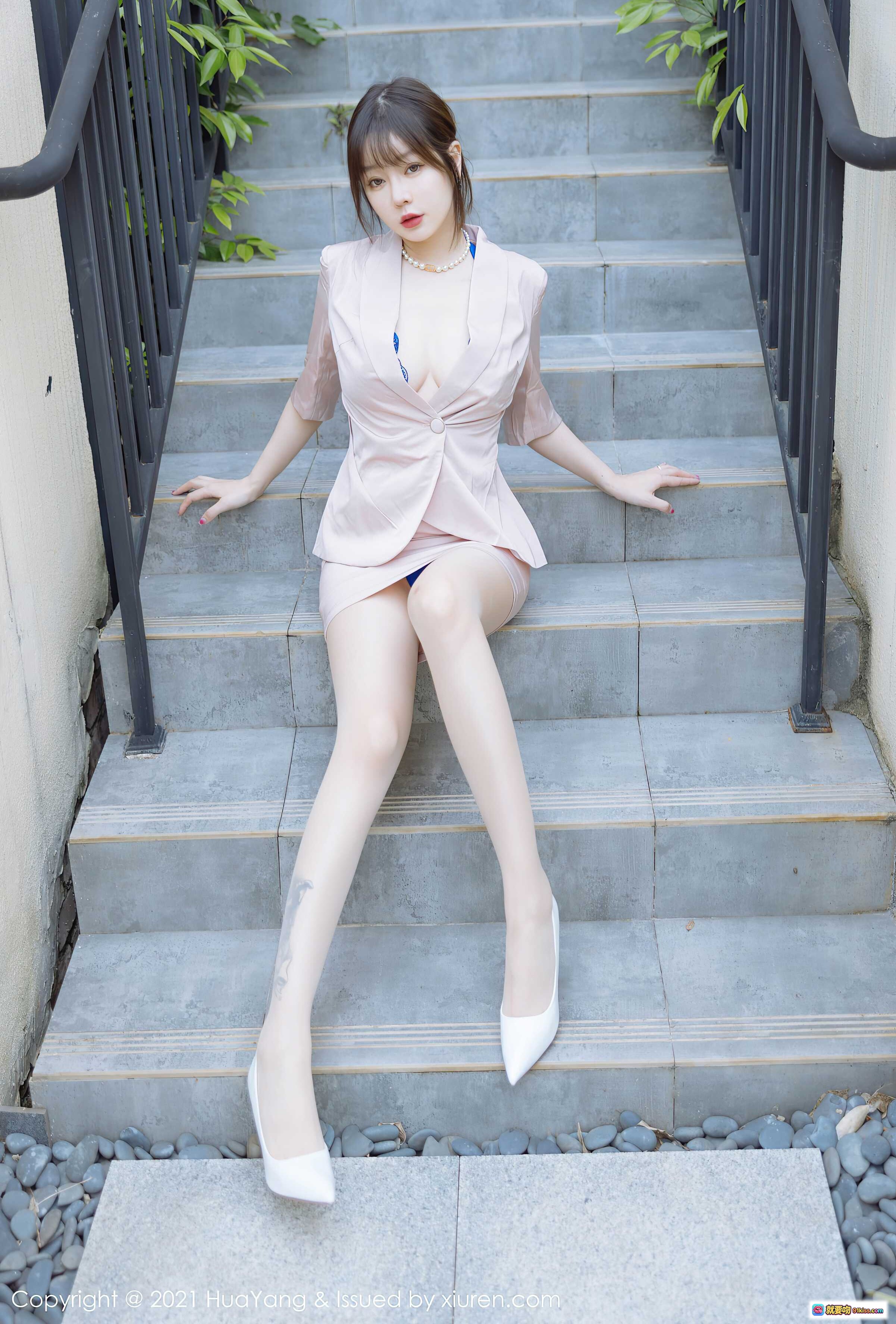图片[2] - 王雨纯成都旅拍写真 | 粉色西装短裙搭配白色高跟鞋 | 优雅坐姿楼梯美腿特写 | HuaYang花漾VOL.476 - 就要吻