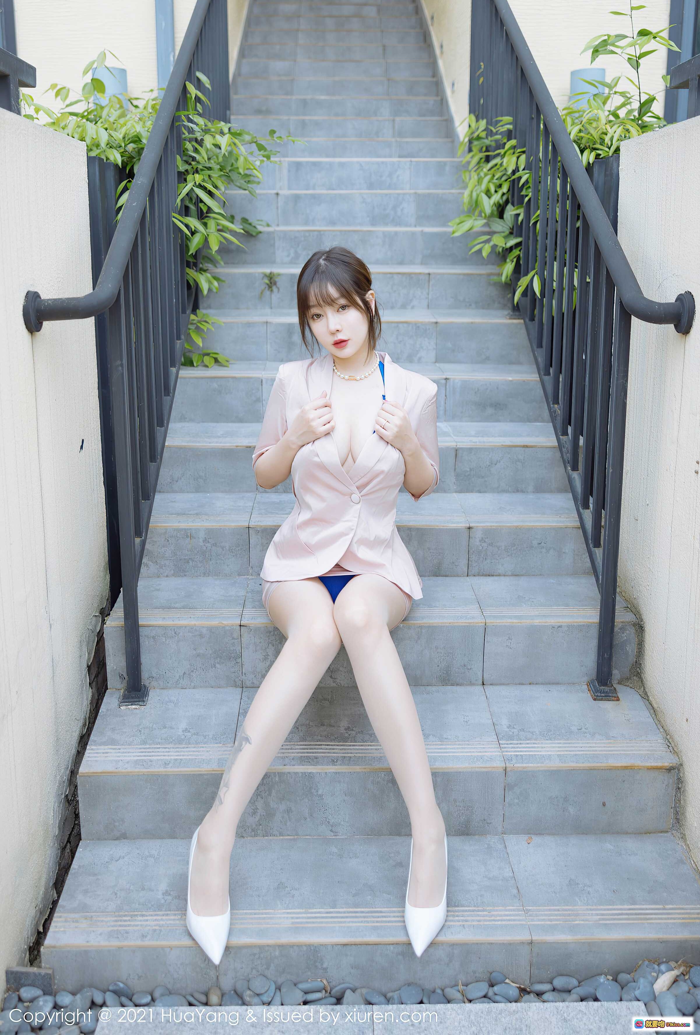 图片[3] - 王雨纯成都旅拍写真 | 粉色西装短裙搭配白色高跟鞋 | 优雅坐姿楼梯美腿特写 | HuaYang花漾VOL.476 - 就要吻
