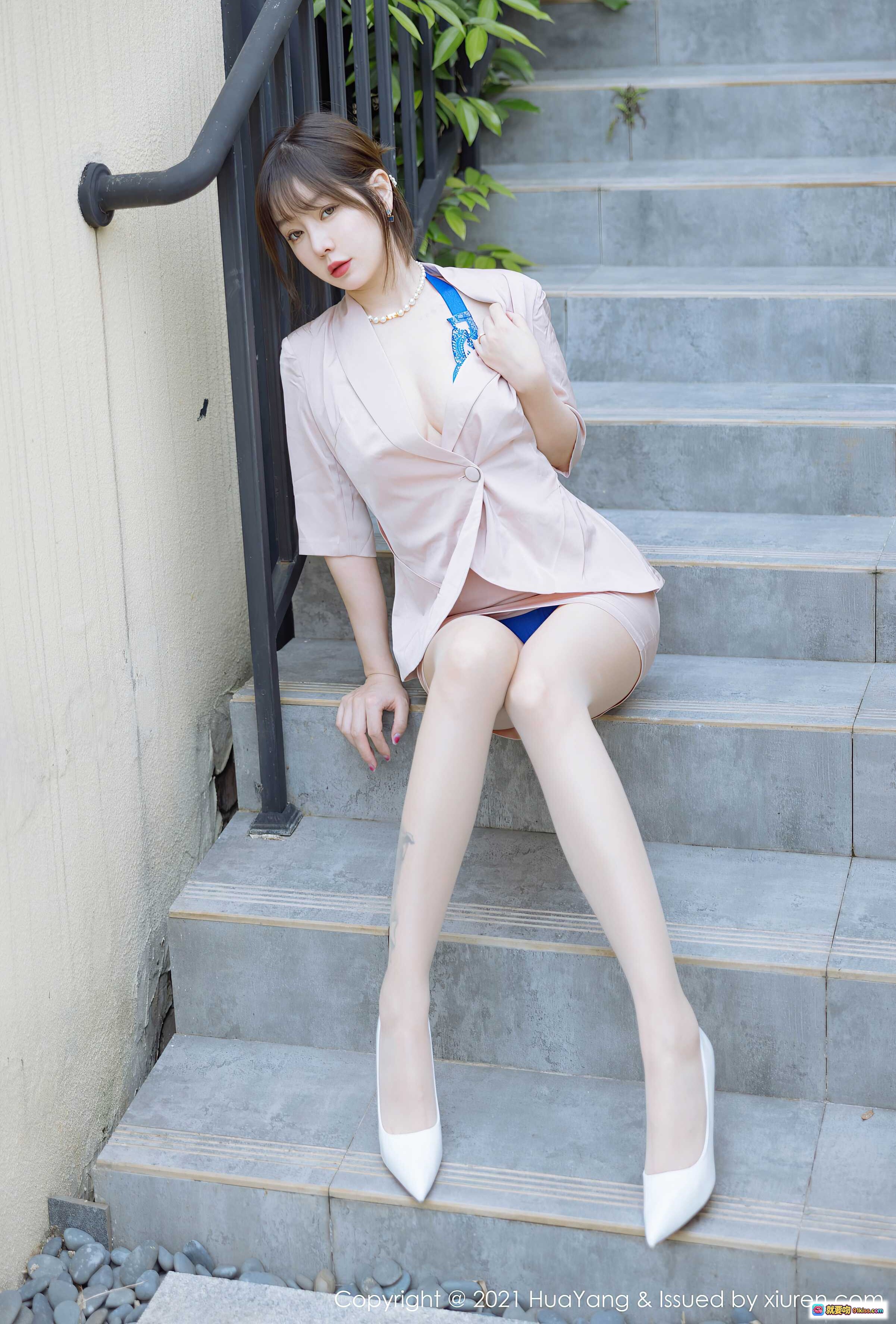 图片[6] - 王雨纯成都旅拍写真 | 粉色西装短裙搭配白色高跟鞋 | 优雅坐姿楼梯美腿特写 | HuaYang花漾VOL.476 - 就要吻