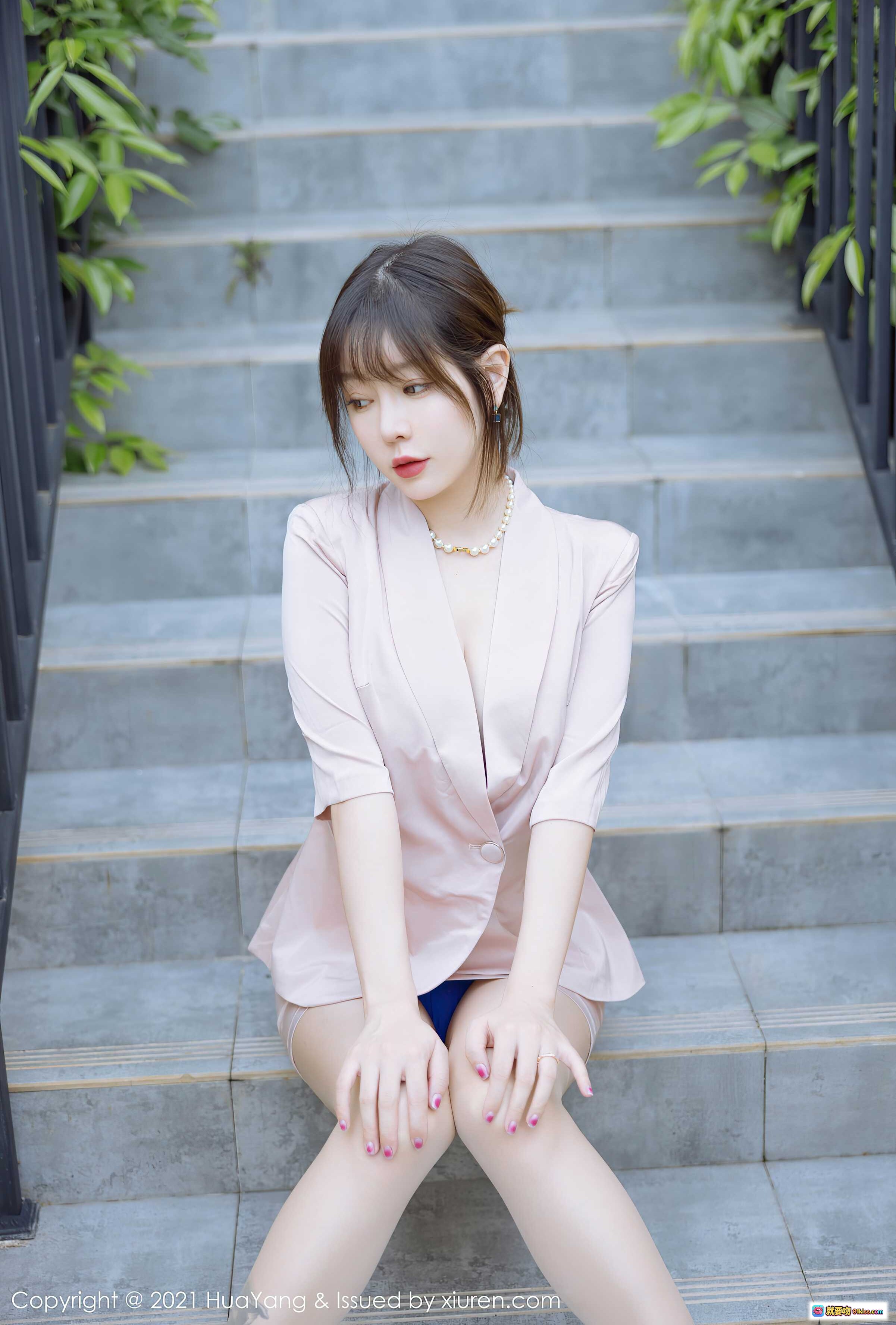 图片[4] - 王雨纯成都旅拍写真 | 粉色西装短裙搭配白色高跟鞋 | 优雅坐姿楼梯美腿特写 | HuaYang花漾VOL.476 - 就要吻