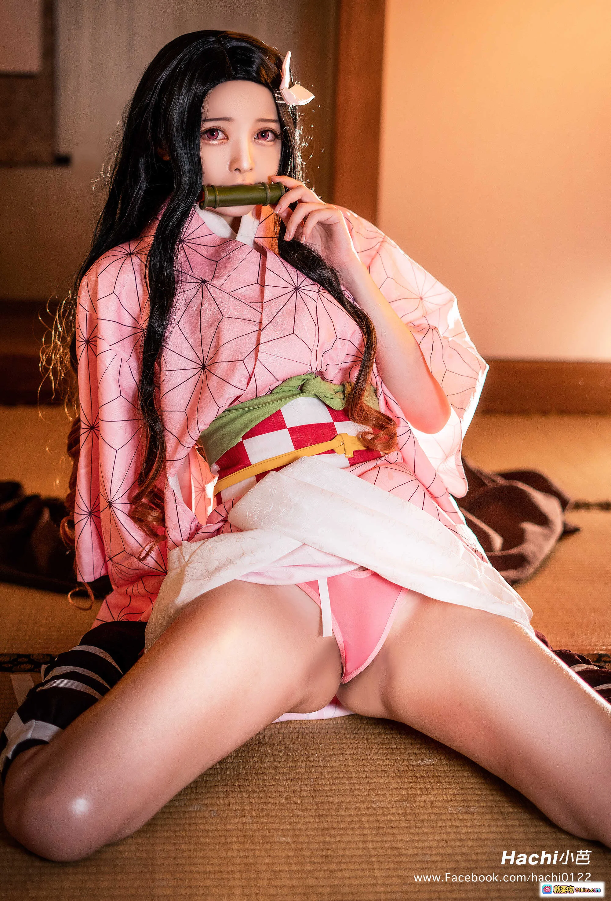 Hachi小芭NO.004灶门祢豆子Cosplay写真 | 粉色和服竹筒嘴塞日式榻榻米美腿特写 18P - 就要吻