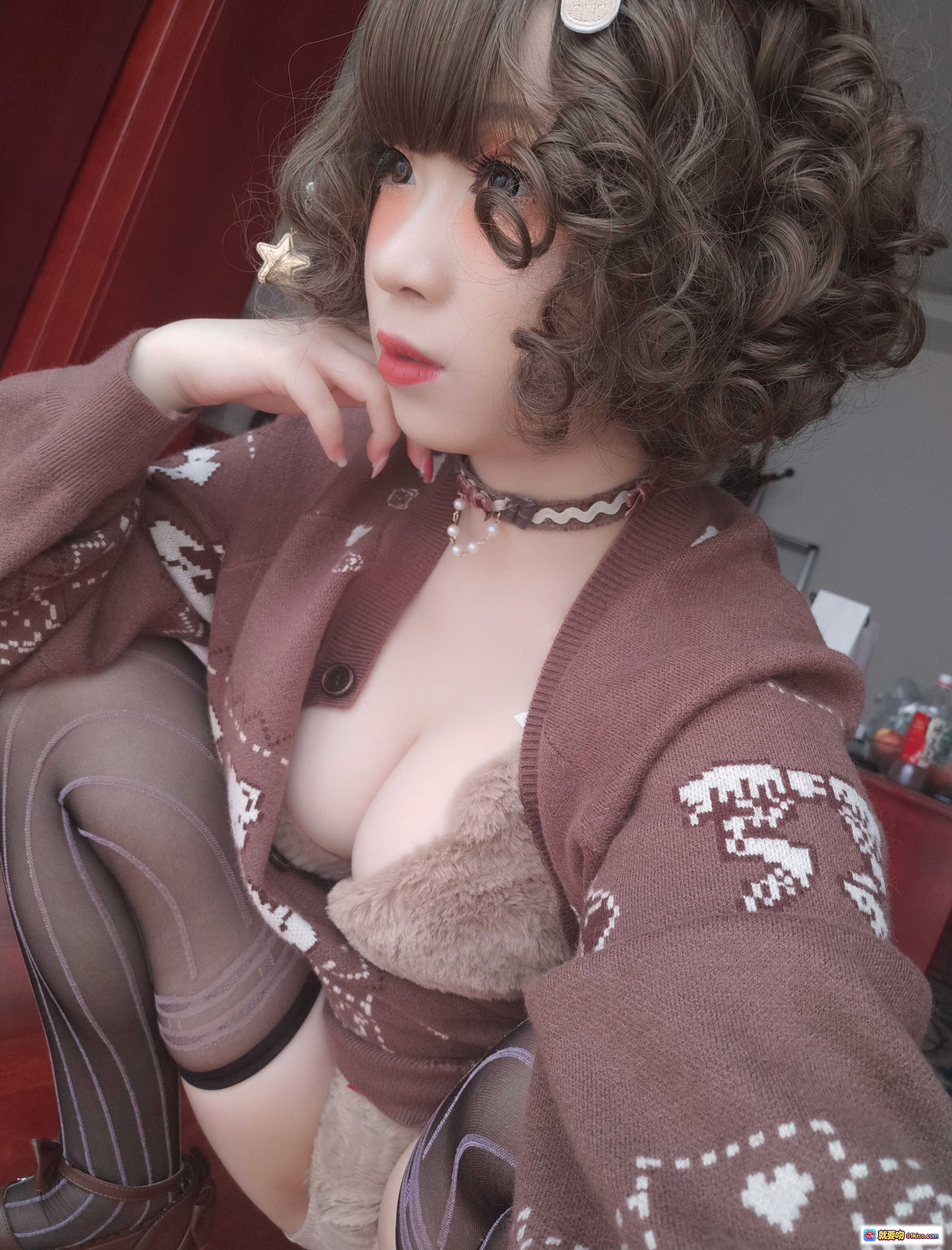 图片[8] - 胡桃猫Kurumineko熊熊可爱卷发星饰发夹甜美自拍棕色针织开衫萌系少女风写真 - 就要吻