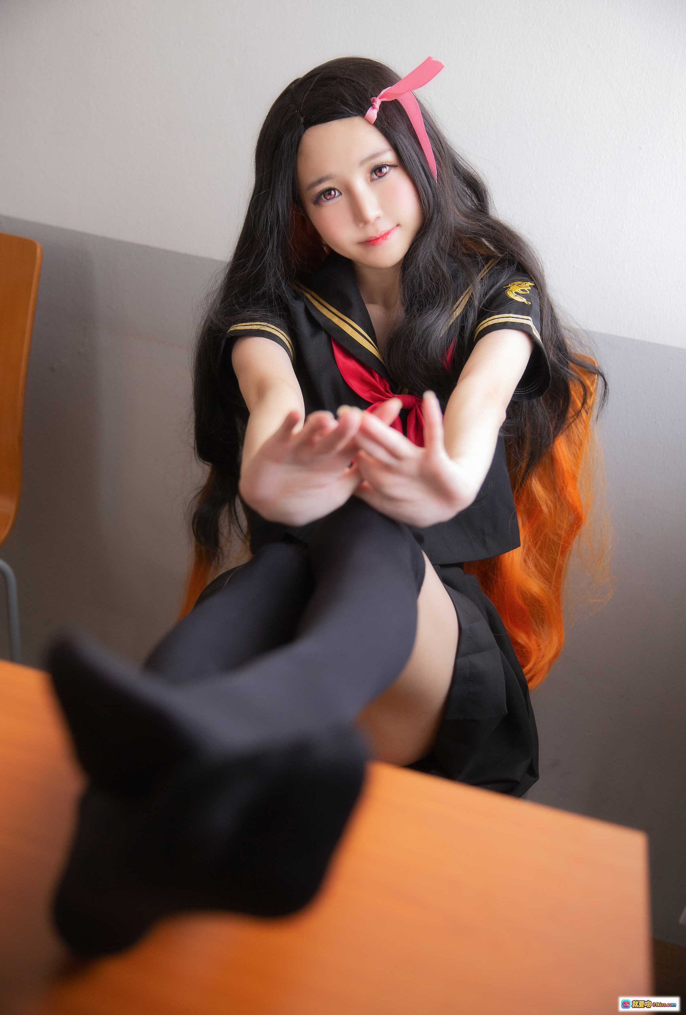 图片[6] - Sally Dorasnow NO.004 Nezuko 学院风JK制服写真 黑发红领结粉蝴蝶结 黑丝跪坐木质地板 19P高清美图 - 就要吻