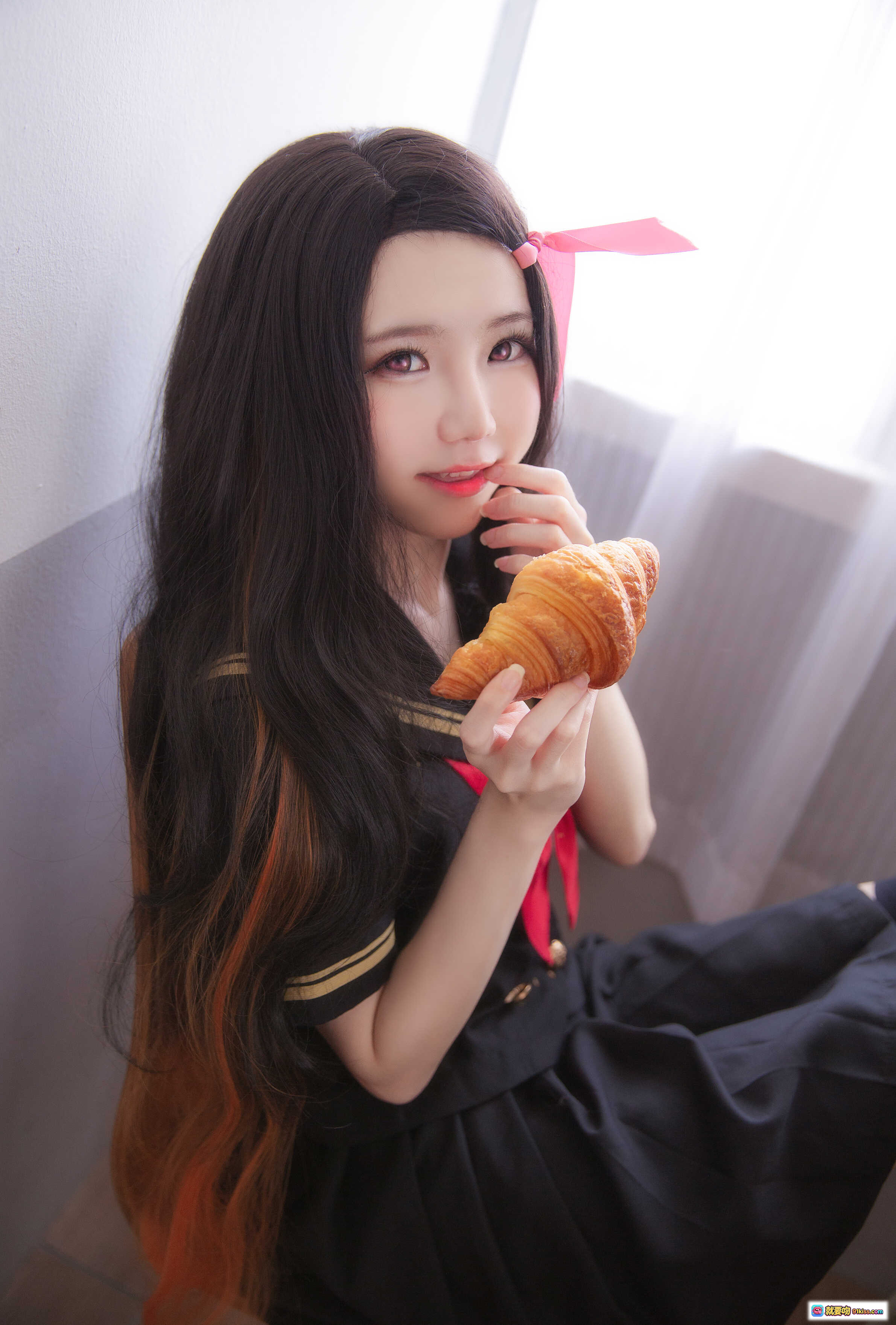 图片[7] - Sally Dorasnow NO.004 Nezuko 学院风JK制服写真 黑发红领结粉蝴蝶结 黑丝跪坐木质地板 19P高清美图 - 就要吻