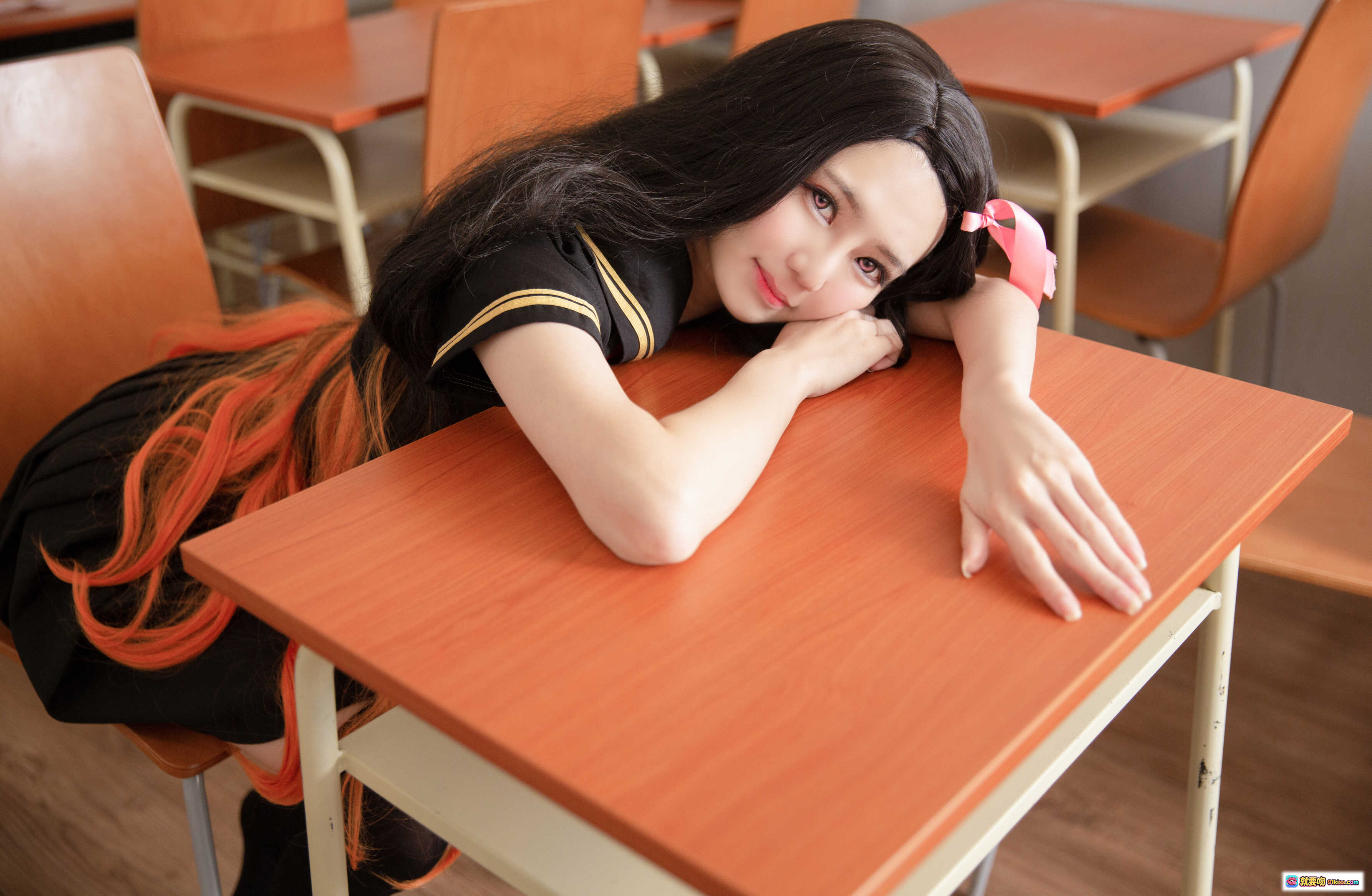 图片[4] - Sally Dorasnow NO.004 Nezuko 学院风JK制服写真 黑发红领结粉蝴蝶结 黑丝跪坐木质地板 19P高清美图 - 就要吻