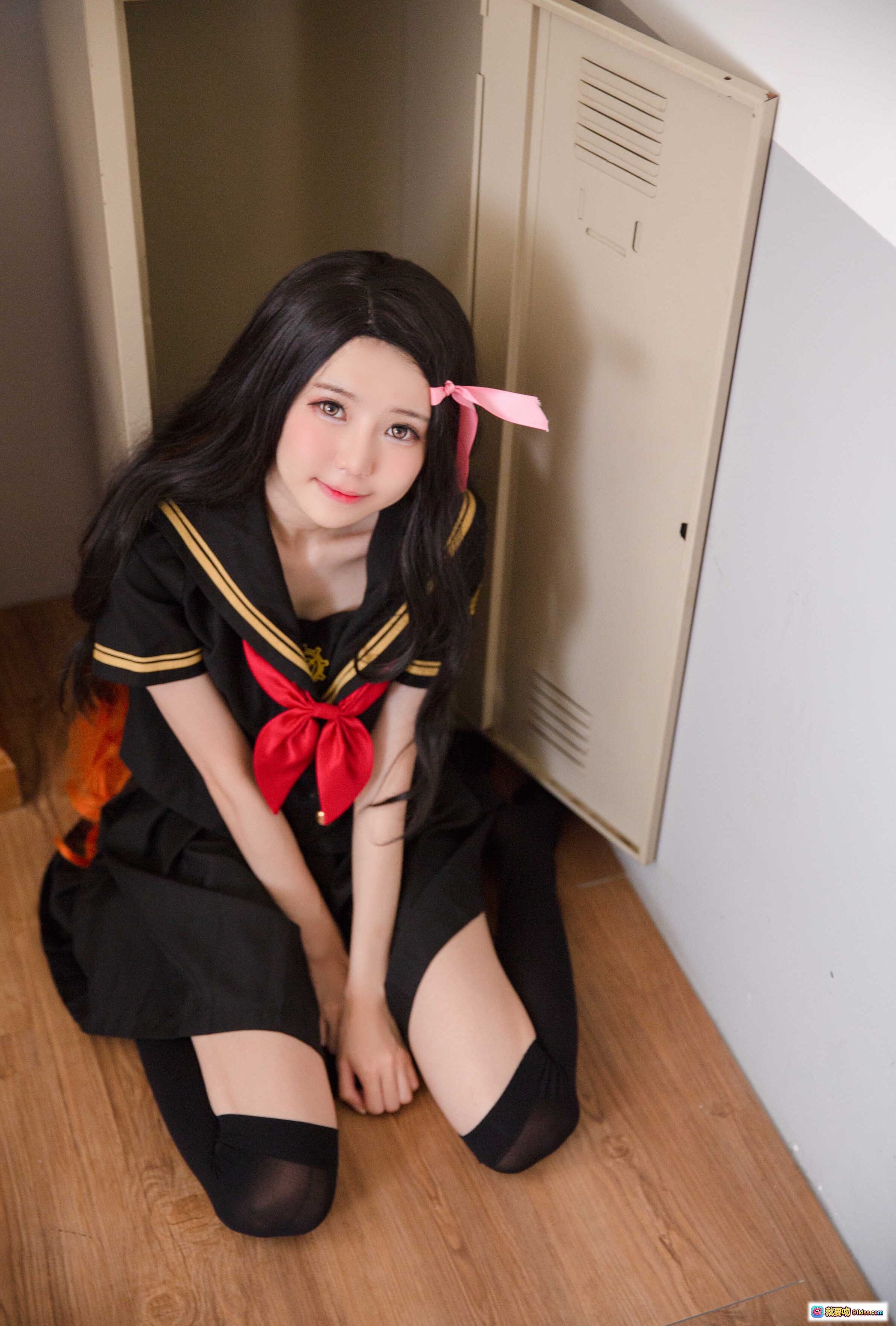 图片[1] - Sally Dorasnow NO.004 Nezuko 学院风JK制服写真 黑发红领结粉蝴蝶结 黑丝跪坐木质地板 19P高清美图 - 就要吻