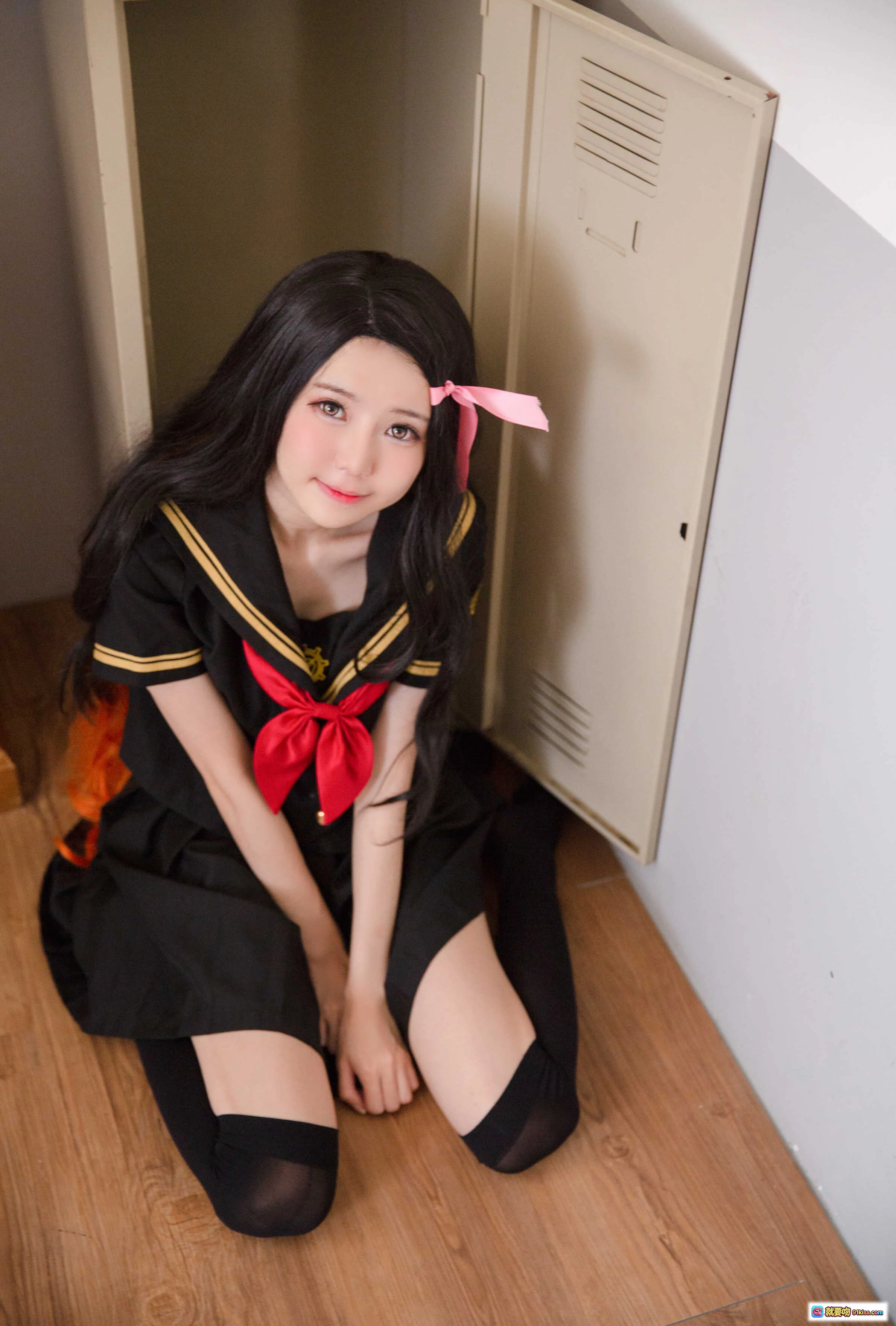 Sally Dorasnow NO.004 Nezuko 学院风JK制服写真 黑发红领结粉蝴蝶结 黑丝跪坐木质地板 19P高清美图 - 就要吻