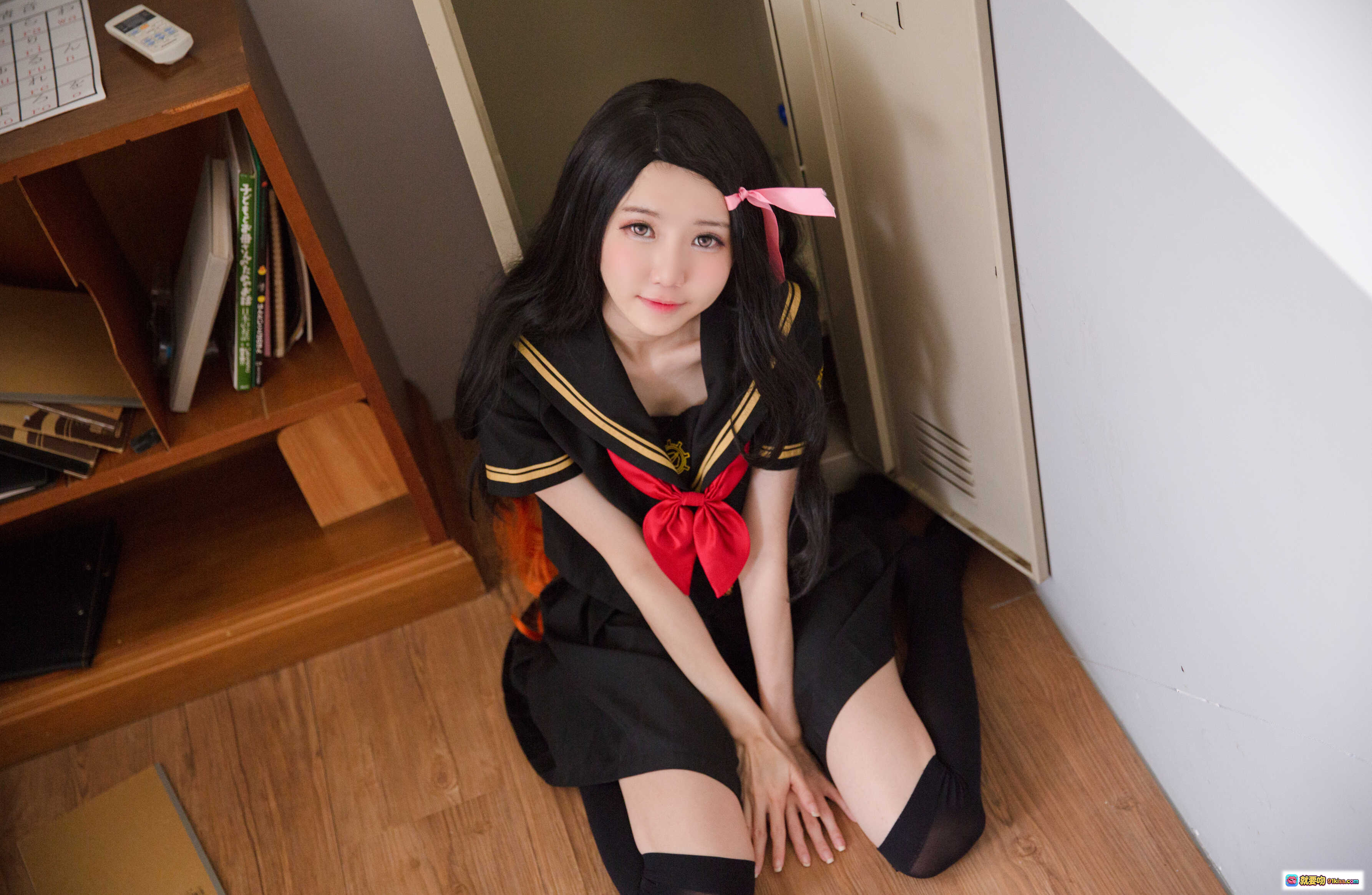 图片[3] - Sally Dorasnow NO.004 Nezuko 学院风JK制服写真 黑发红领结粉蝴蝶结 黑丝跪坐木质地板 19P高清美图 - 就要吻