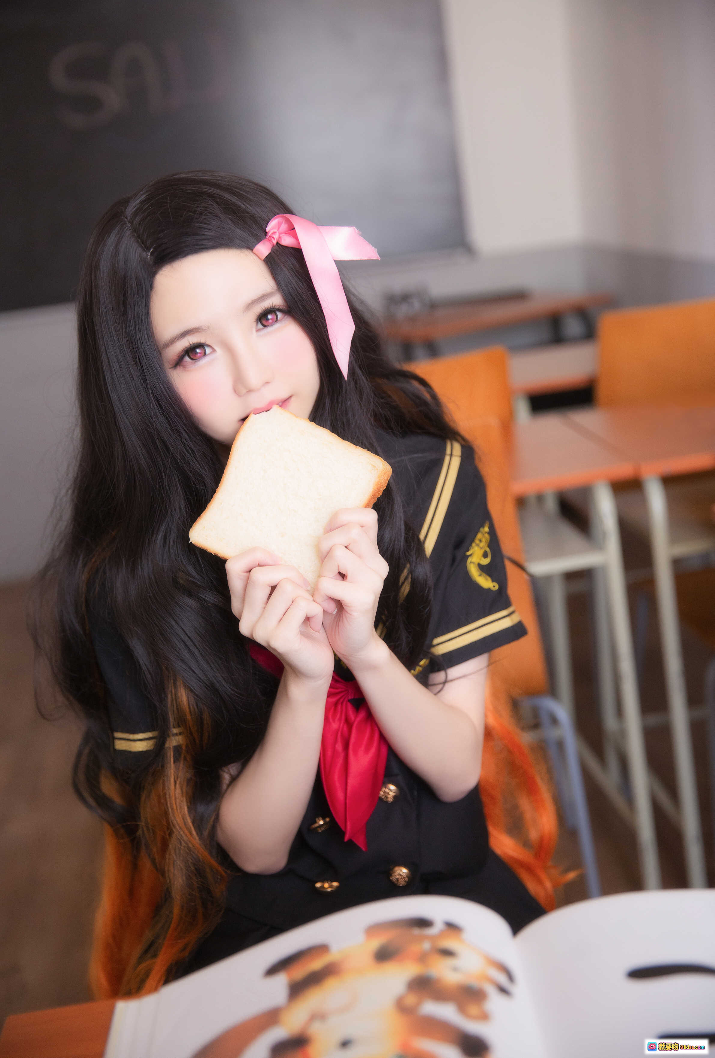 图片[5] - Sally Dorasnow NO.004 Nezuko 学院风JK制服写真 黑发红领结粉蝴蝶结 黑丝跪坐木质地板 19P高清美图 - 就要吻