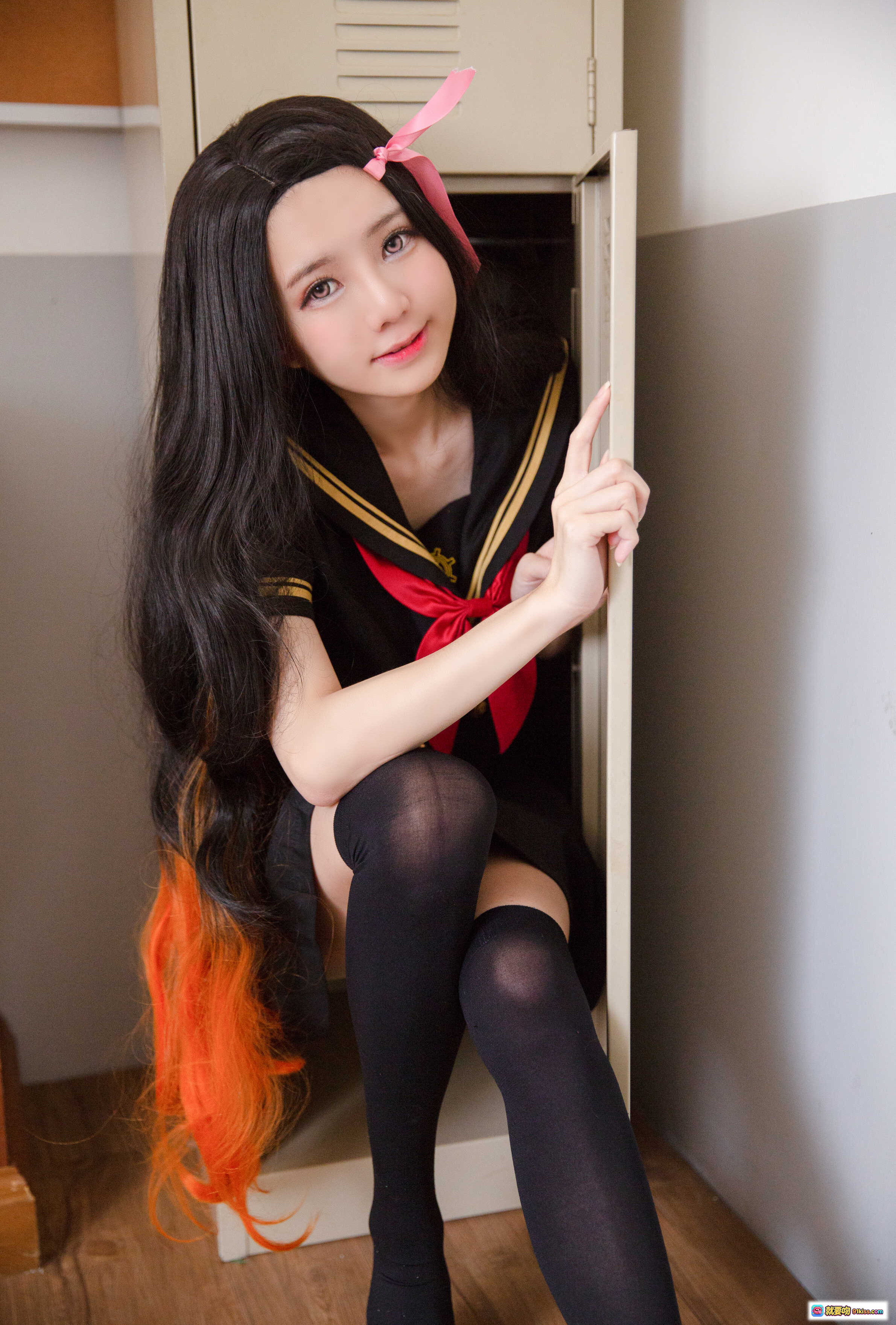 图片[2] - Sally Dorasnow NO.004 Nezuko 学院风JK制服写真 黑发红领结粉蝴蝶结 黑丝跪坐木质地板 19P高清美图 - 就要吻