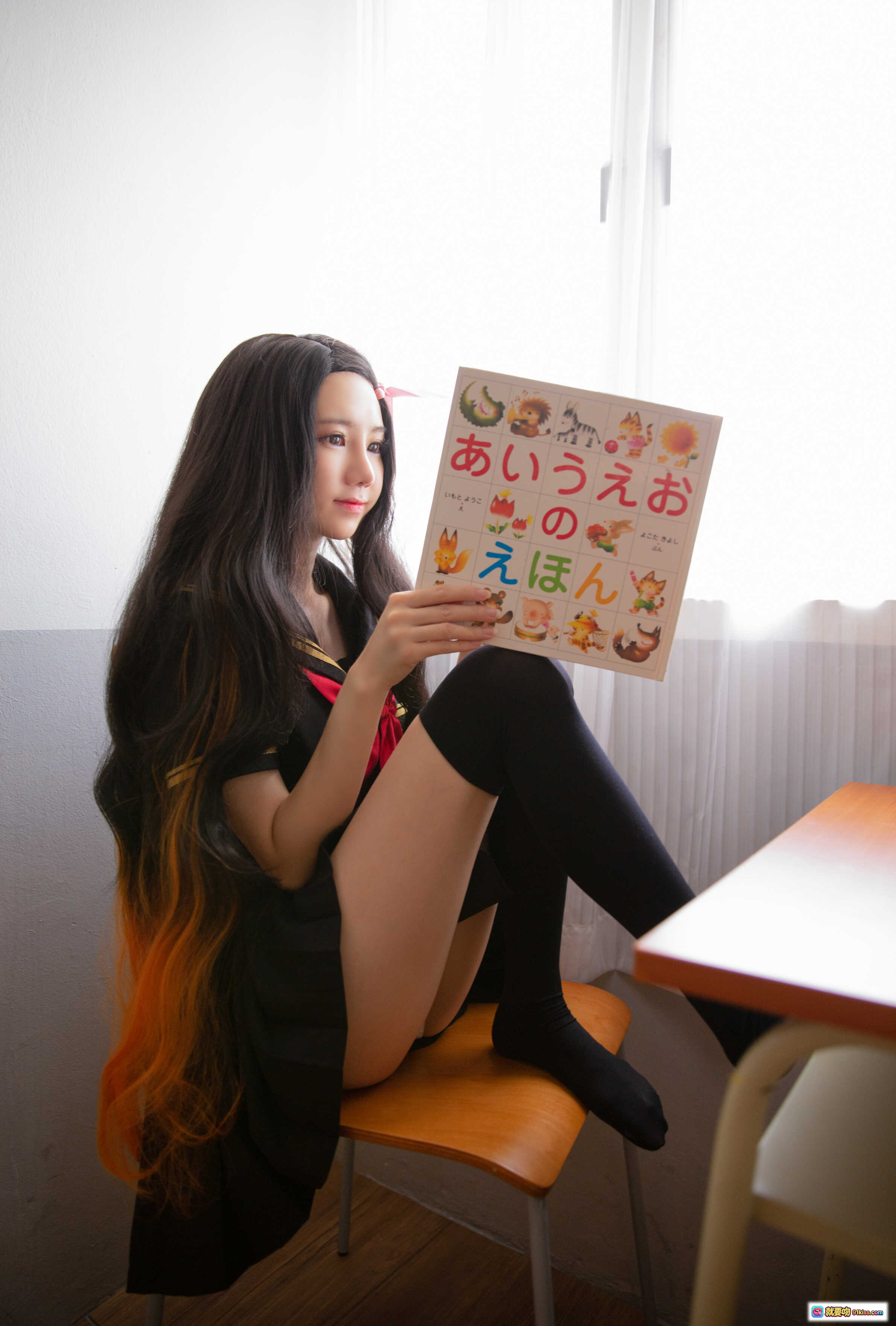 图片[10] - Sally Dorasnow NO.004 Nezuko 学院风JK制服写真 黑发红领结粉蝴蝶结 黑丝跪坐木质地板 19P高清美图 - 就要吻