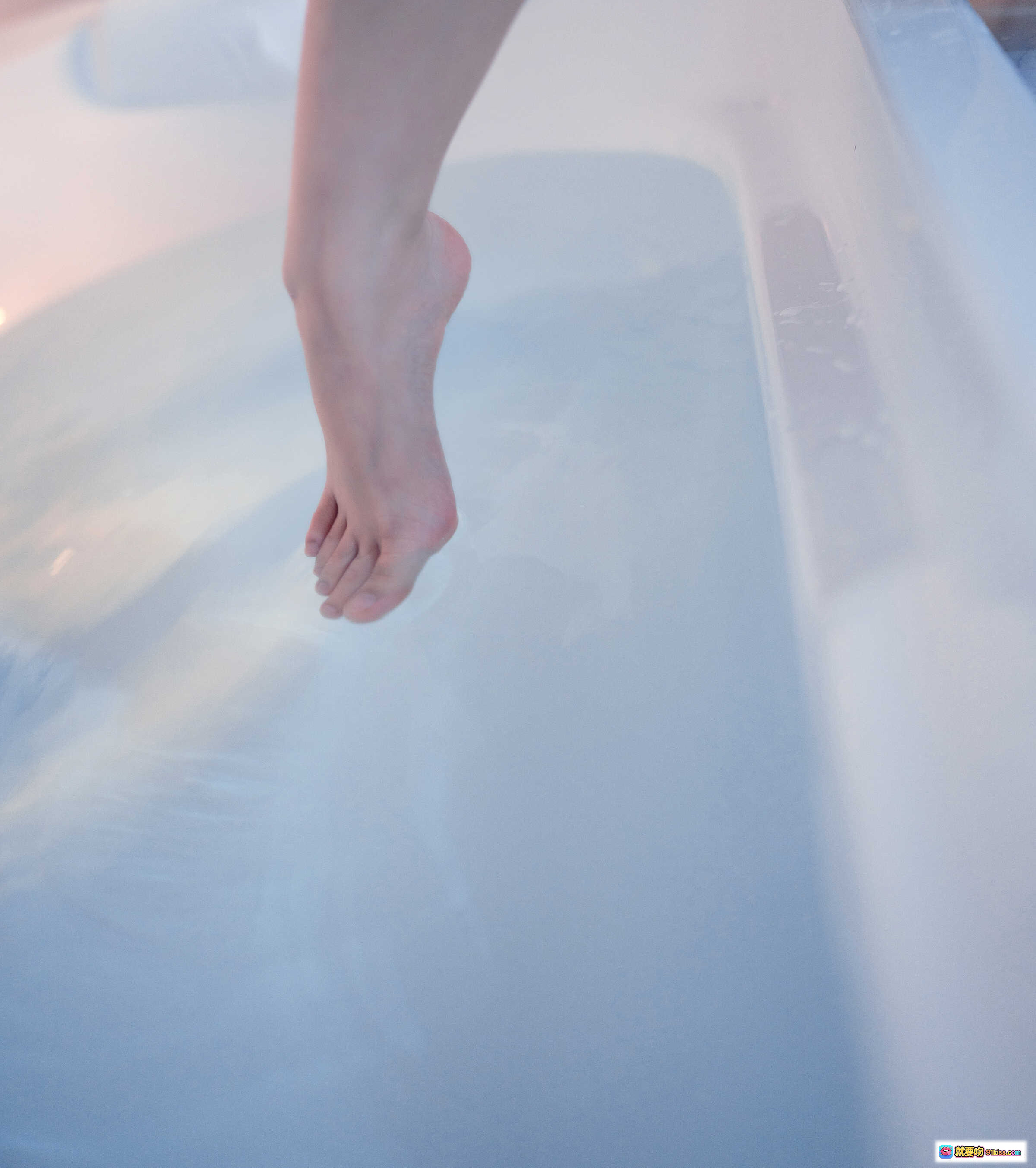 图片[10] - 晕崽Zz NO.012 民国女学生写真 42P 清纯少女 胸贴特写 手部互动 私房摄影 柔光氛围 室内浴室场景 - 就要吻