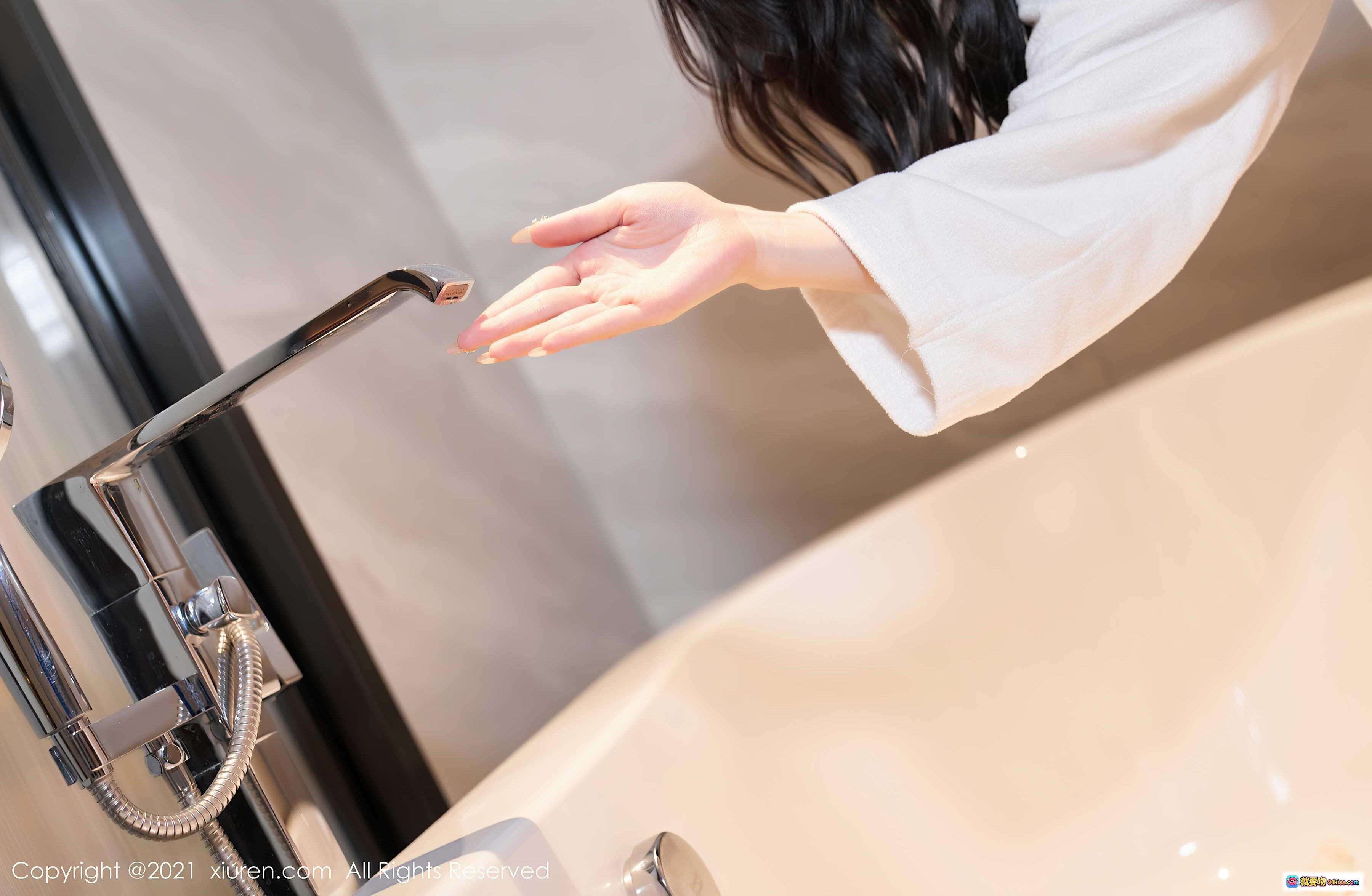 图片[9] - 周于希Sally性感美腿写真｜XiuRen秀人网2021.12.28 NO.4397｜白色上衣长发背影门边姿态优雅 - 就要吻